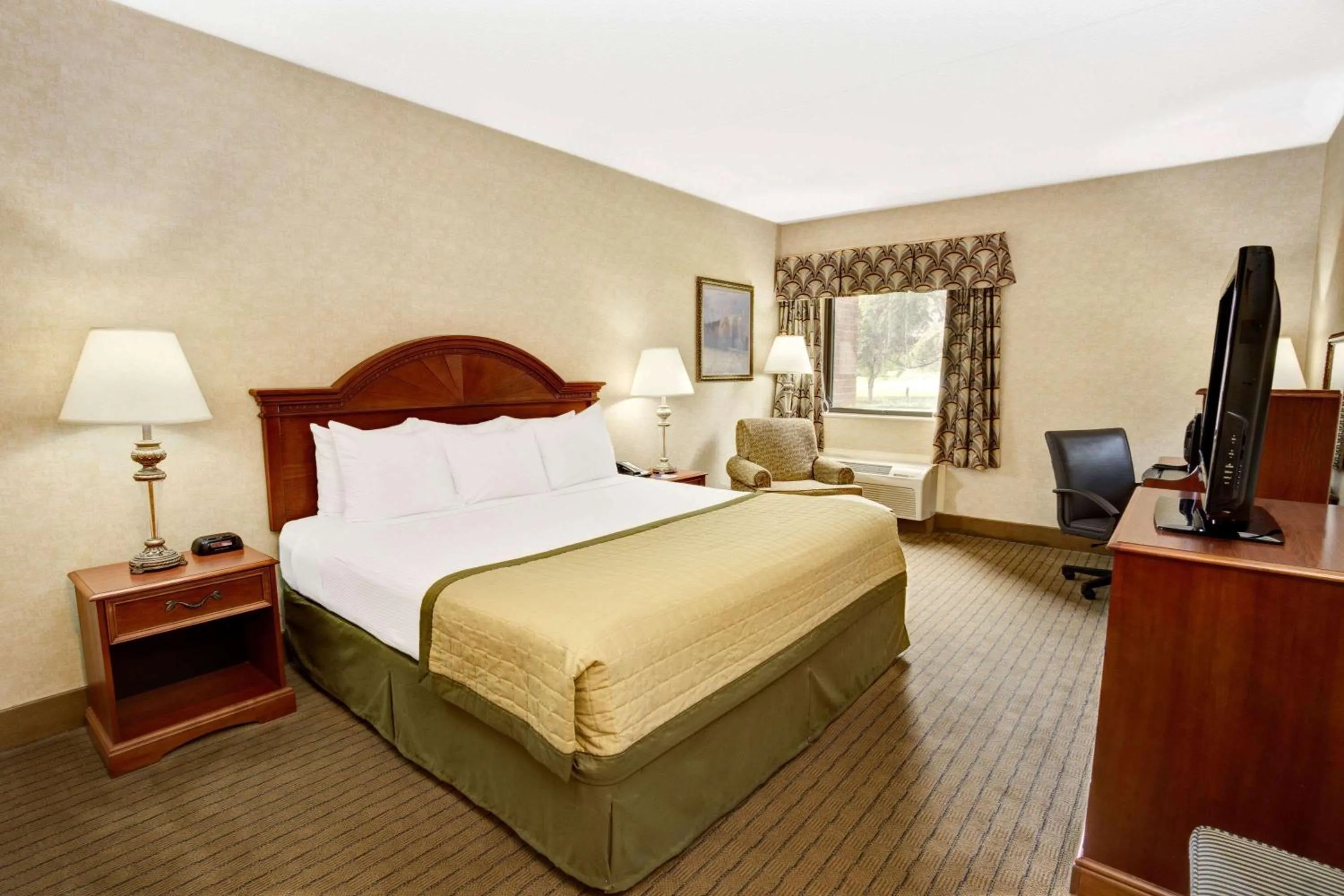 Photo of the whole room, Bed in Baymont by Wyndham Indianapolis West