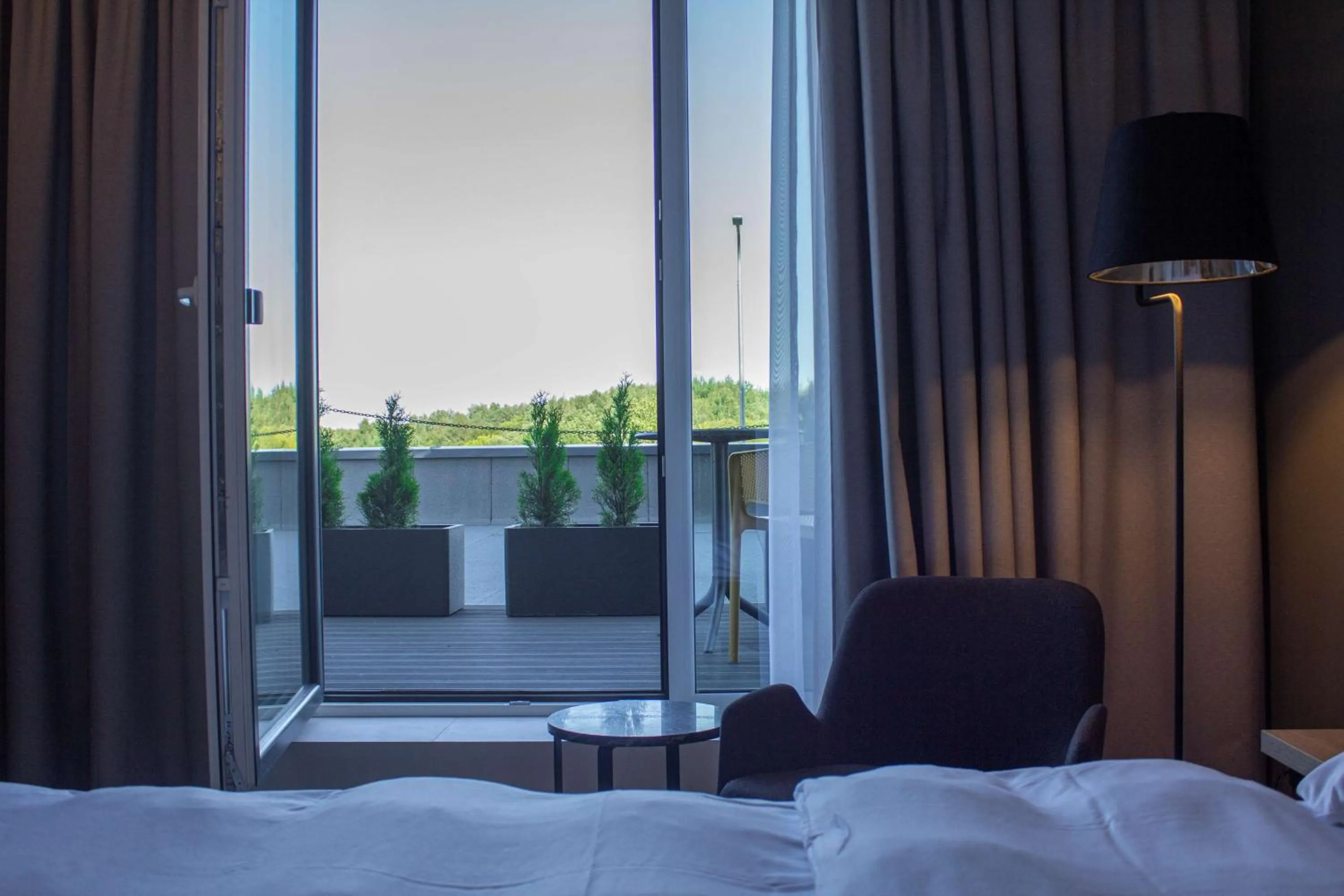 Balcony/Terrace, Bed in Park Inn by Radisson Vilnius Airport Hotel & Conference Centre