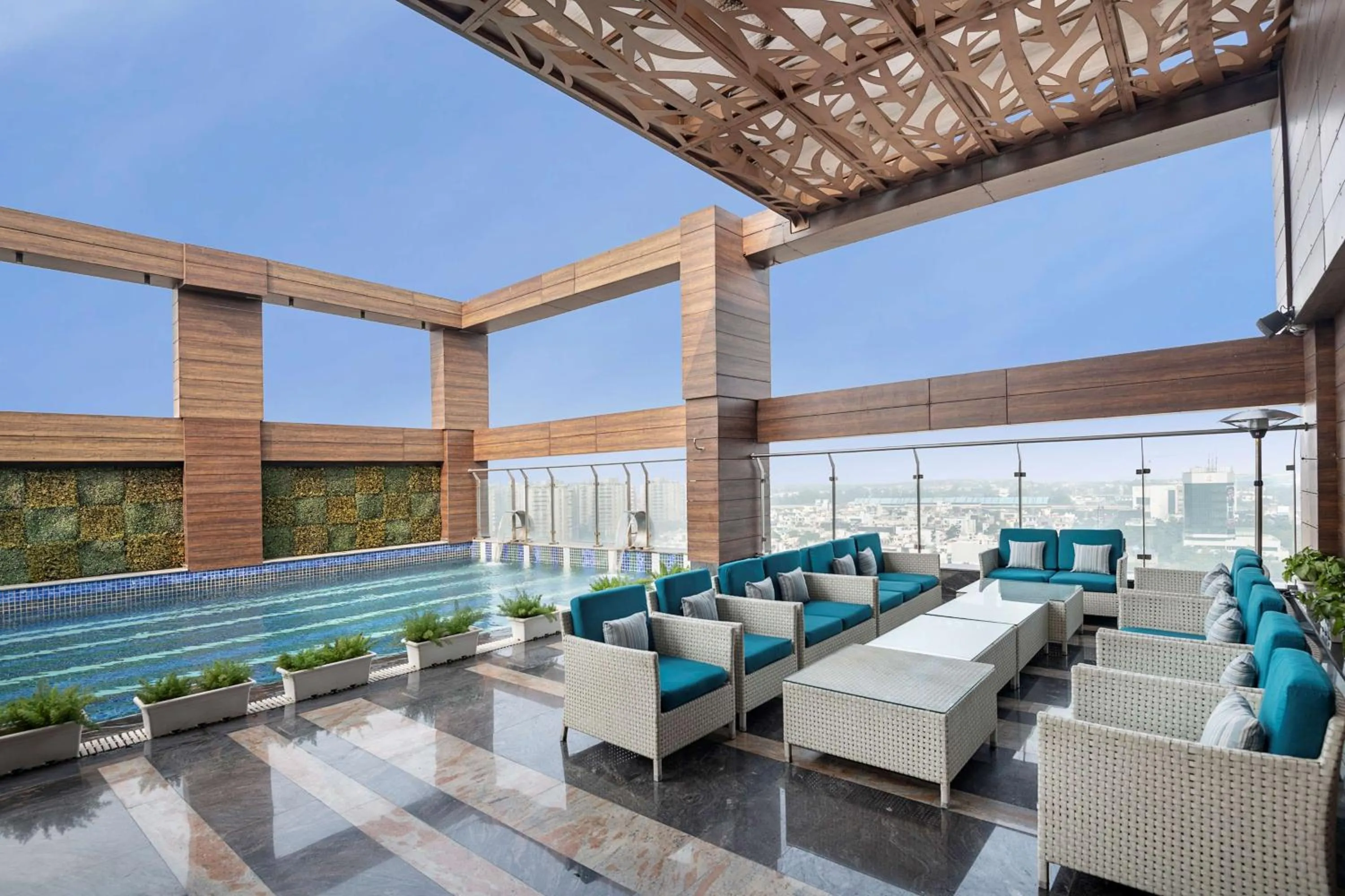 Lounge or bar in Radisson Blu Towers Kaushambi Delhi NCR