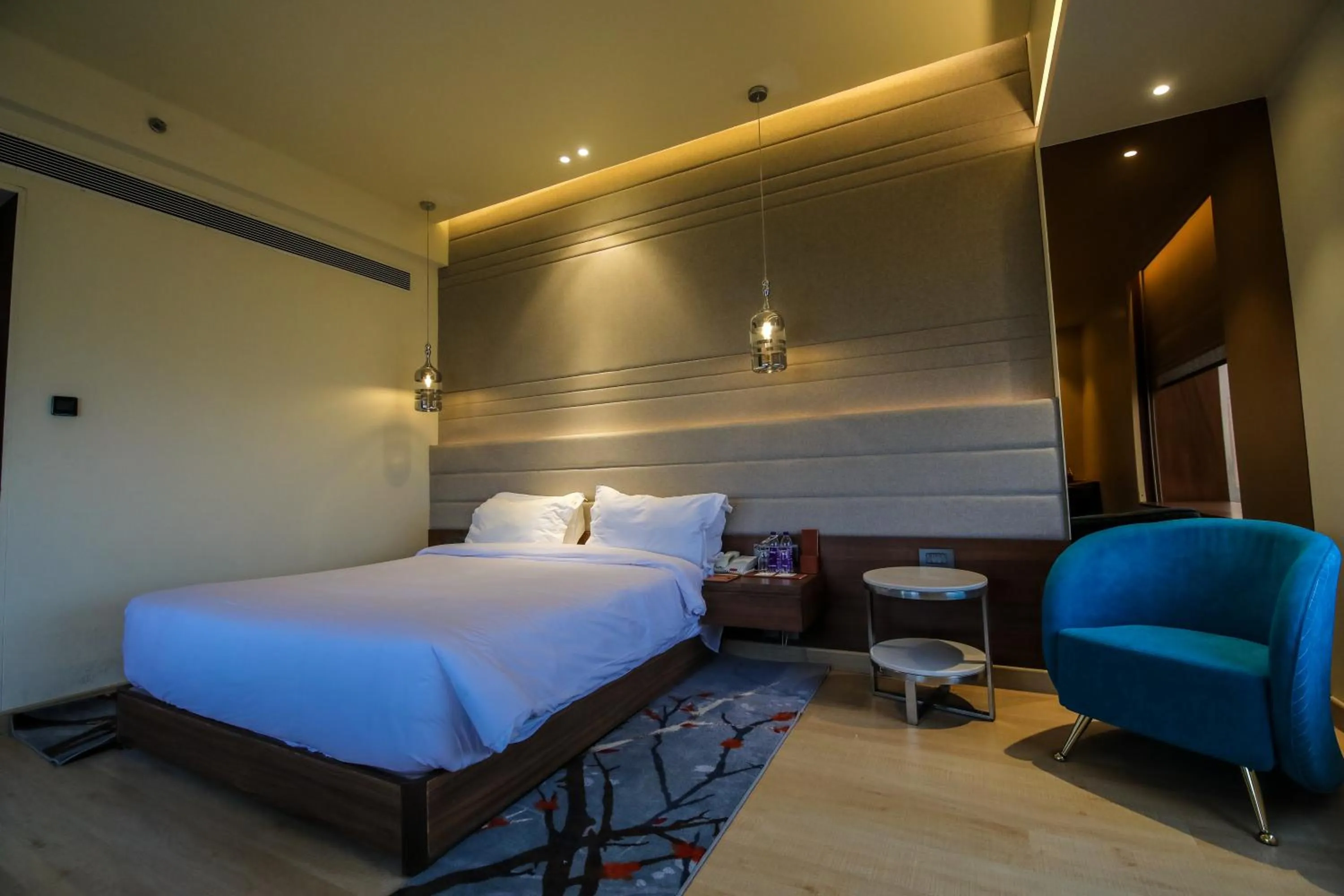 Staff, Bed in Radisson Blu Towers Kaushambi Delhi NCR