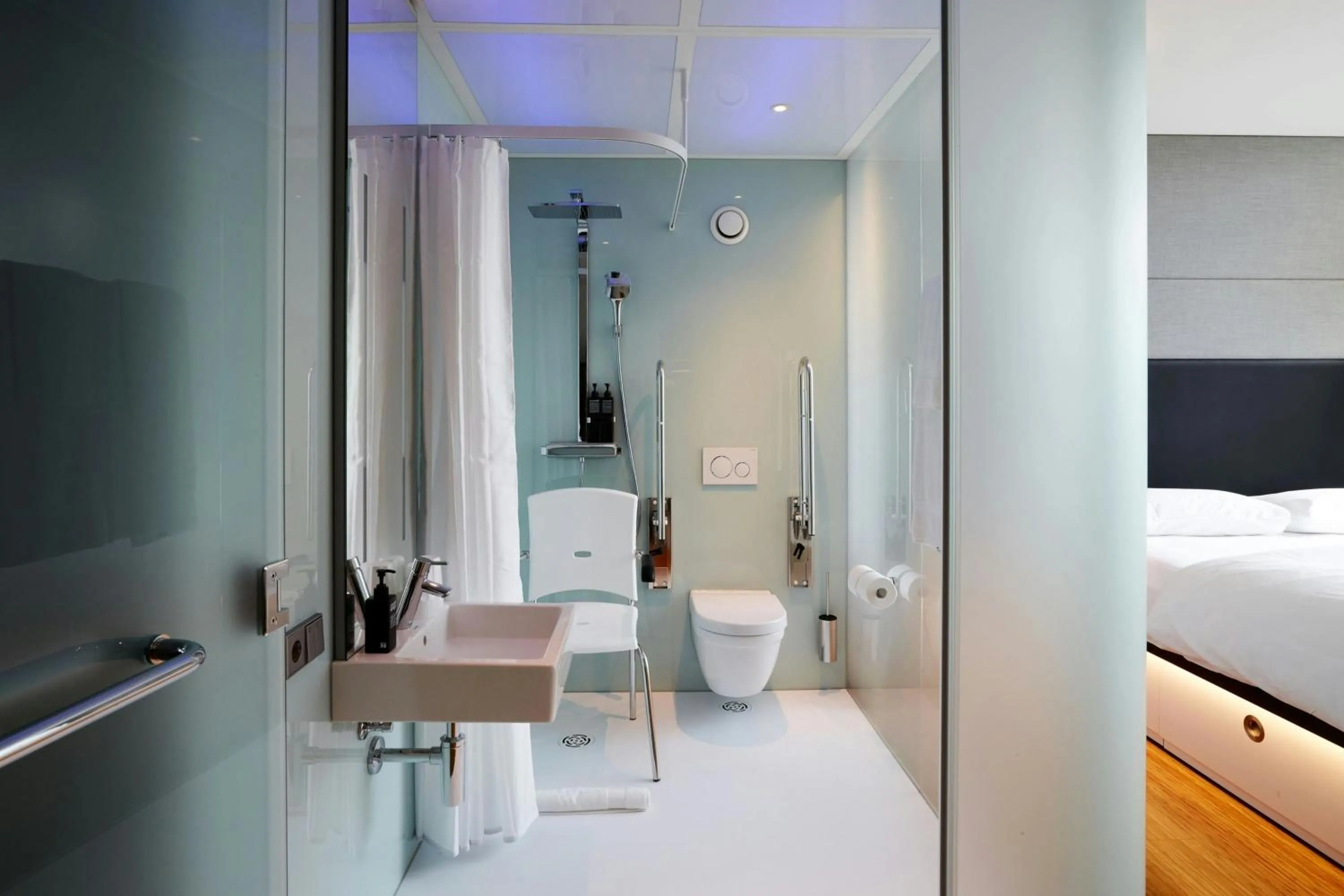 Photo of the whole room, Bed in citizenM Rotterdam