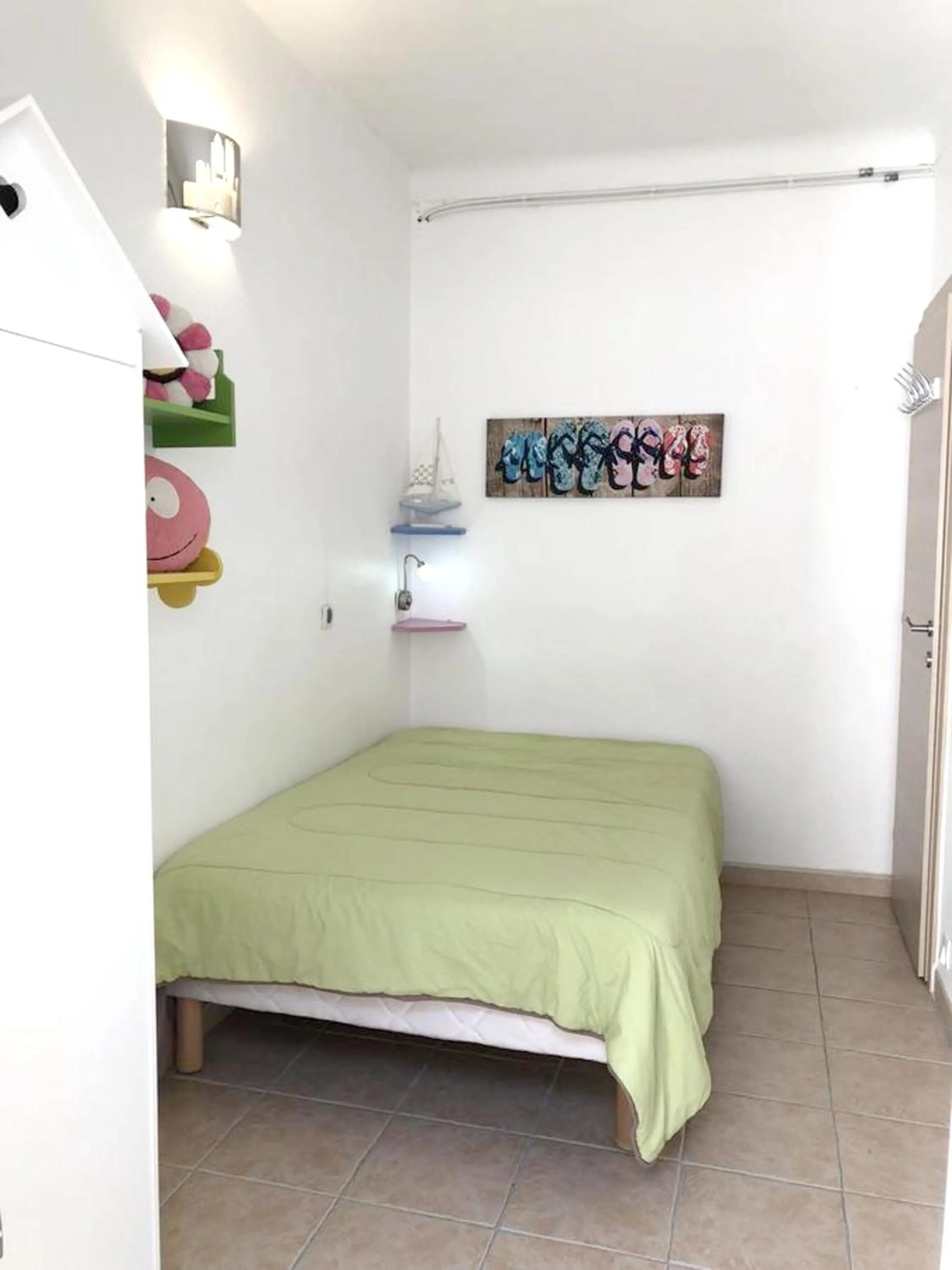 Photo of the whole room, Bed in Appartement moderne à Antibes avec jardin et terrasse