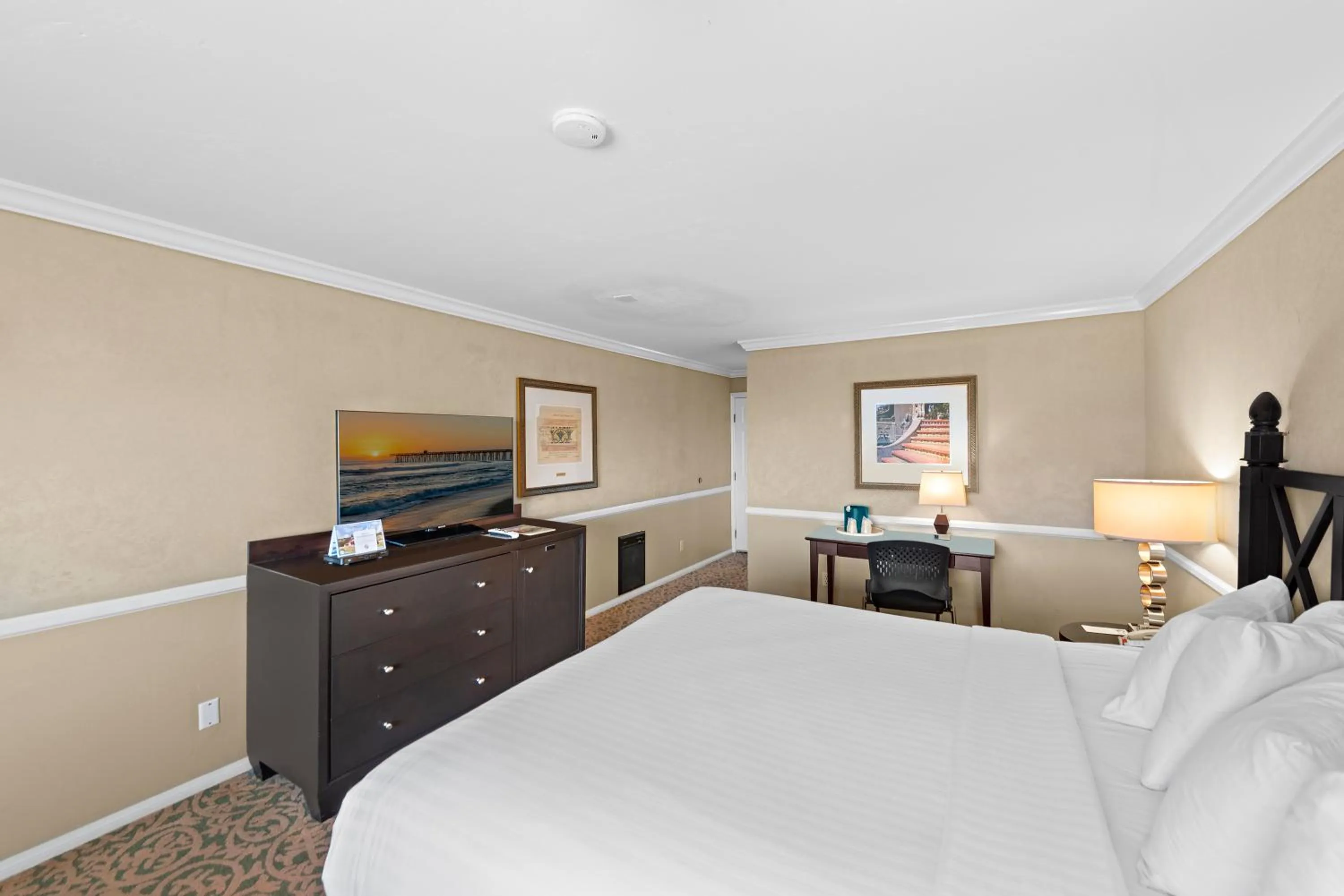 Photo of the whole room, Bed in The Morgan San Simeon - Cambria by Hearst Castle