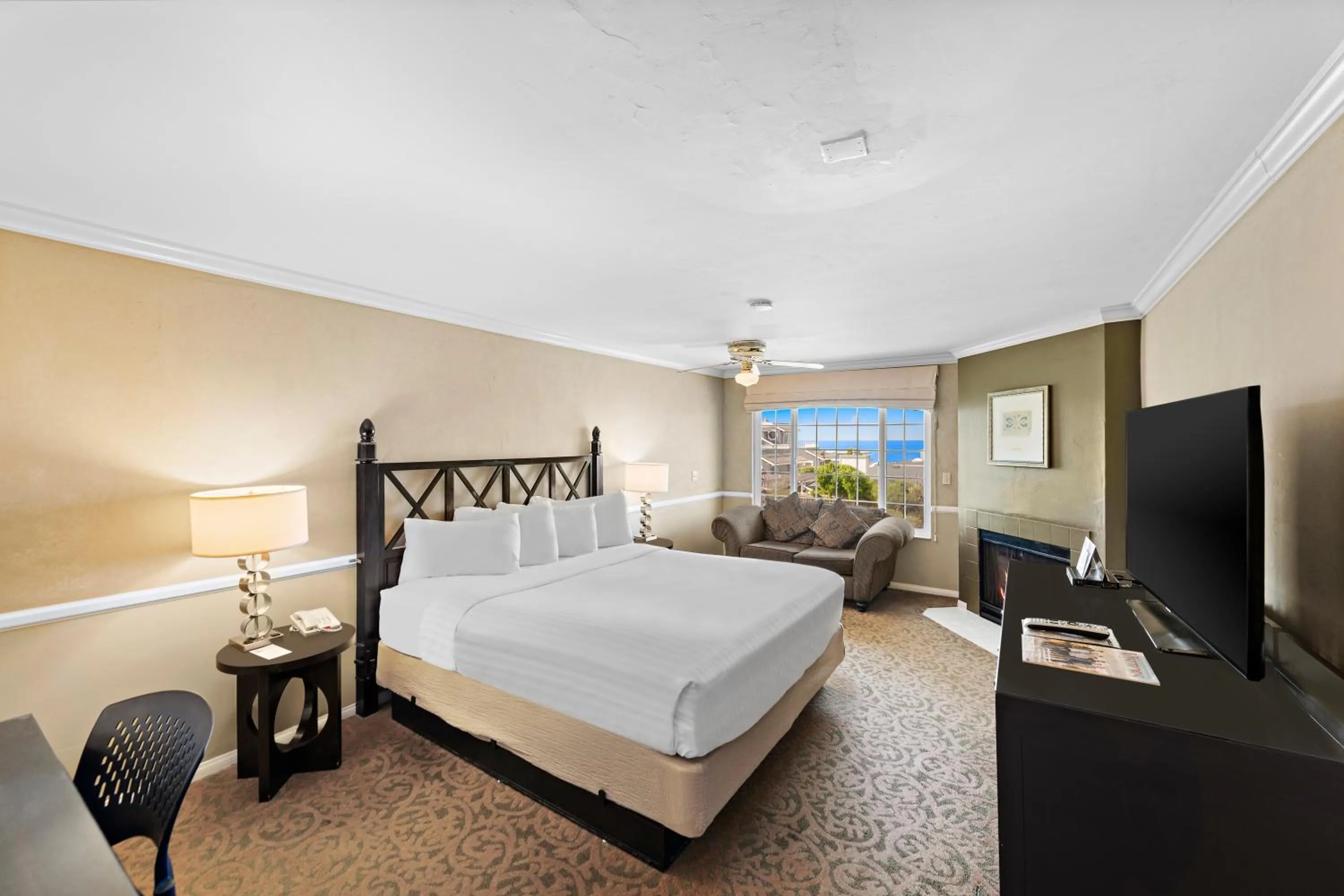 Photo of the whole room, Bed in The Morgan San Simeon - Cambria by Hearst Castle