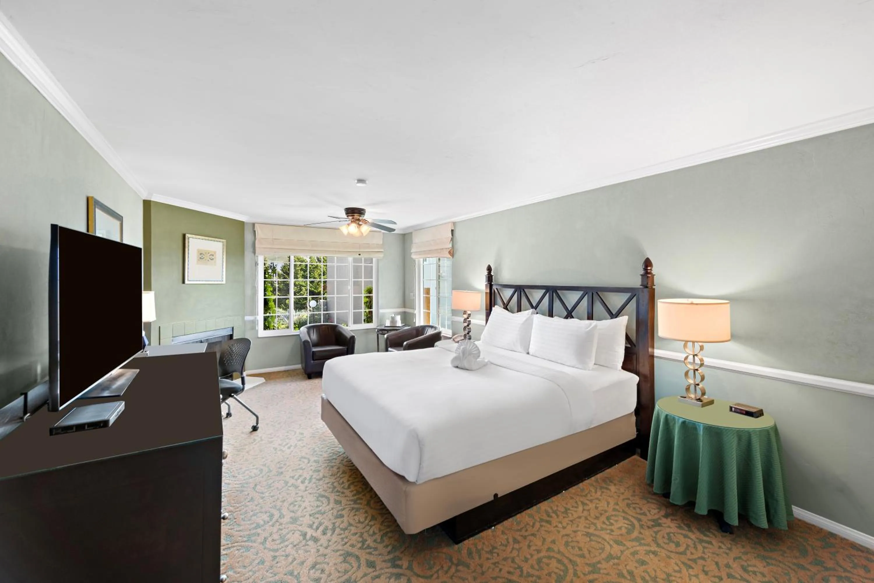 Photo of the whole room, Bed in The Morgan San Simeon - Cambria by Hearst Castle