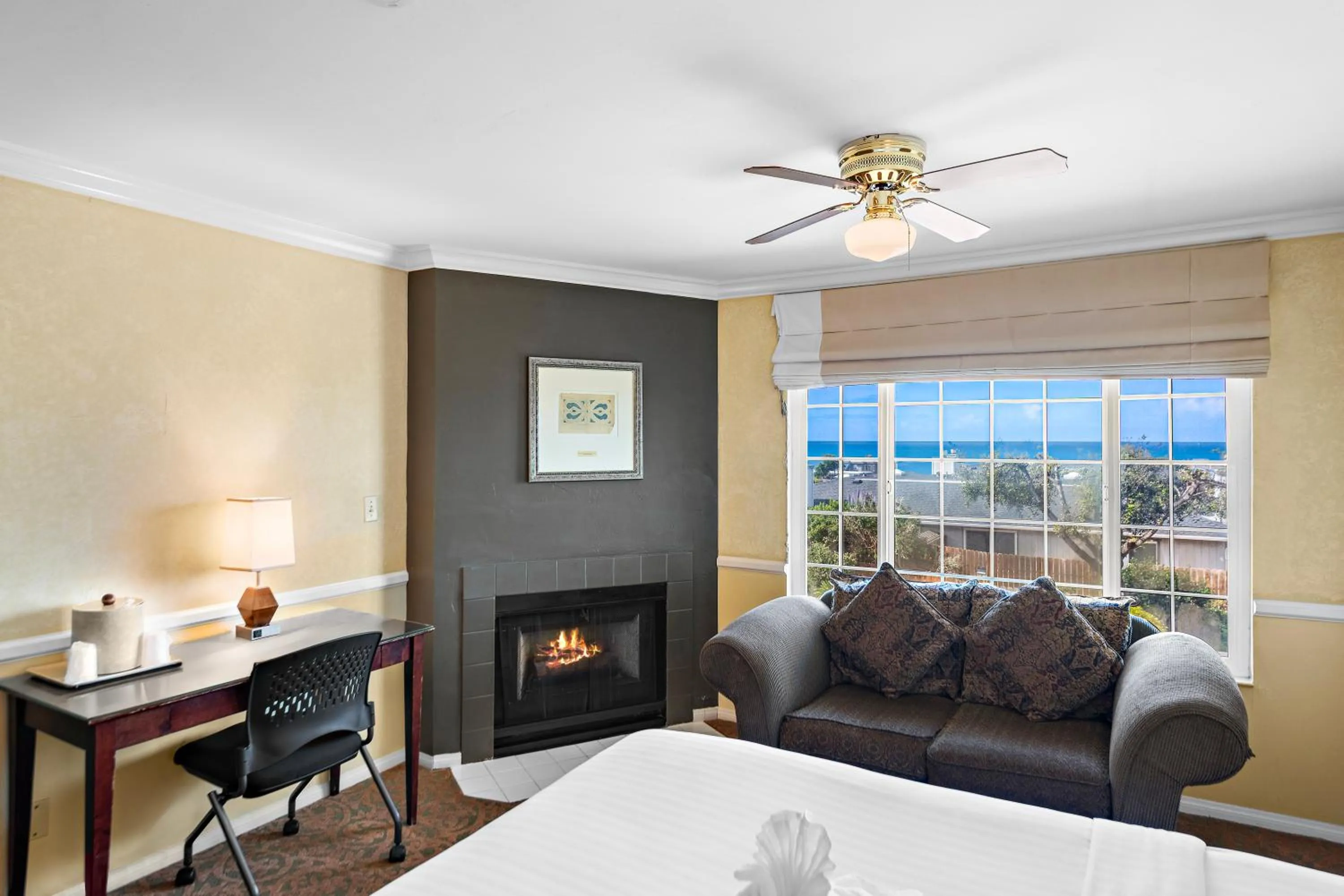 Photo of the whole room, Bed in The Morgan San Simeon - Cambria by Hearst Castle