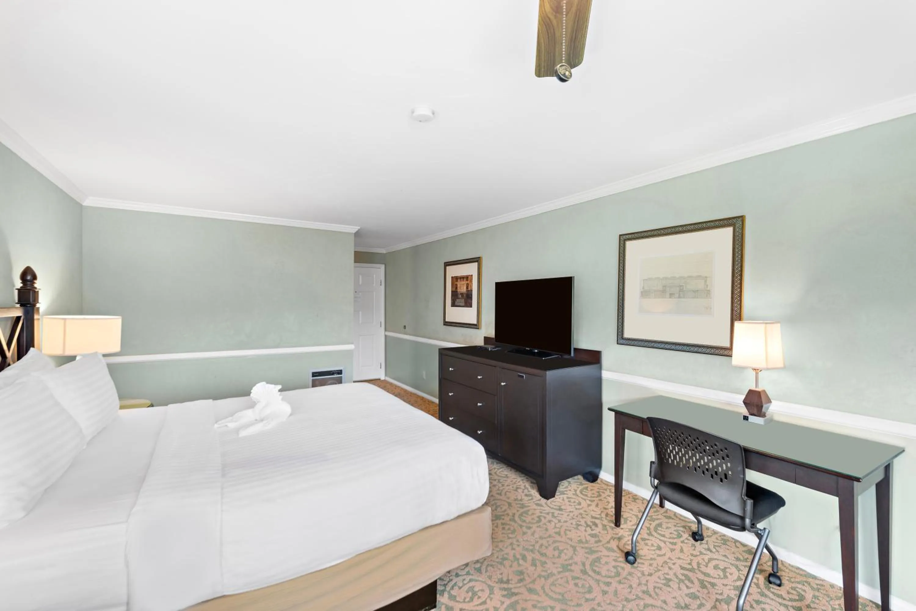 Bed in The Morgan San Simeon - Cambria by Hearst Castle