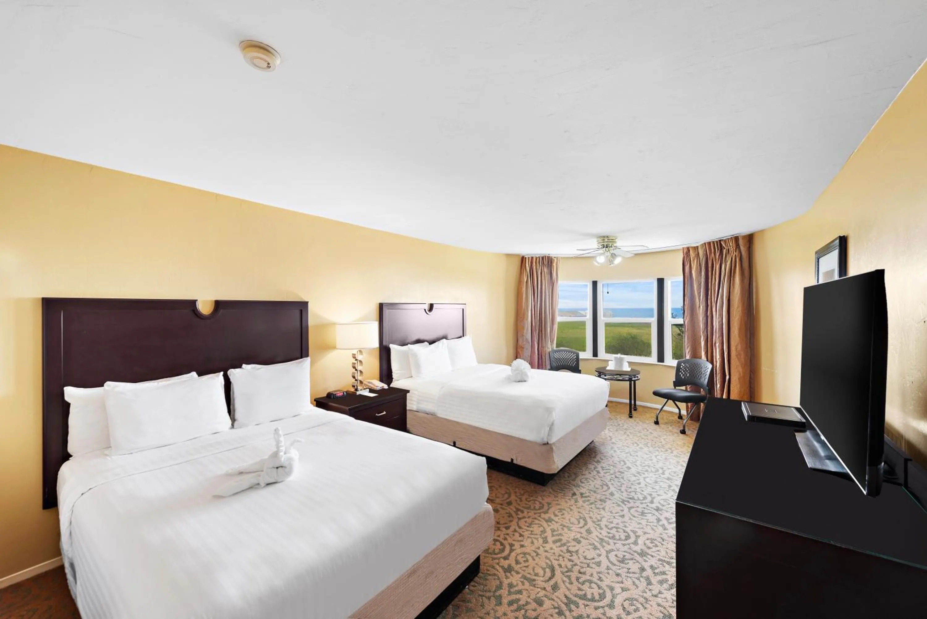 Photo of the whole room, Bed in The Morgan San Simeon - Cambria by Hearst Castle