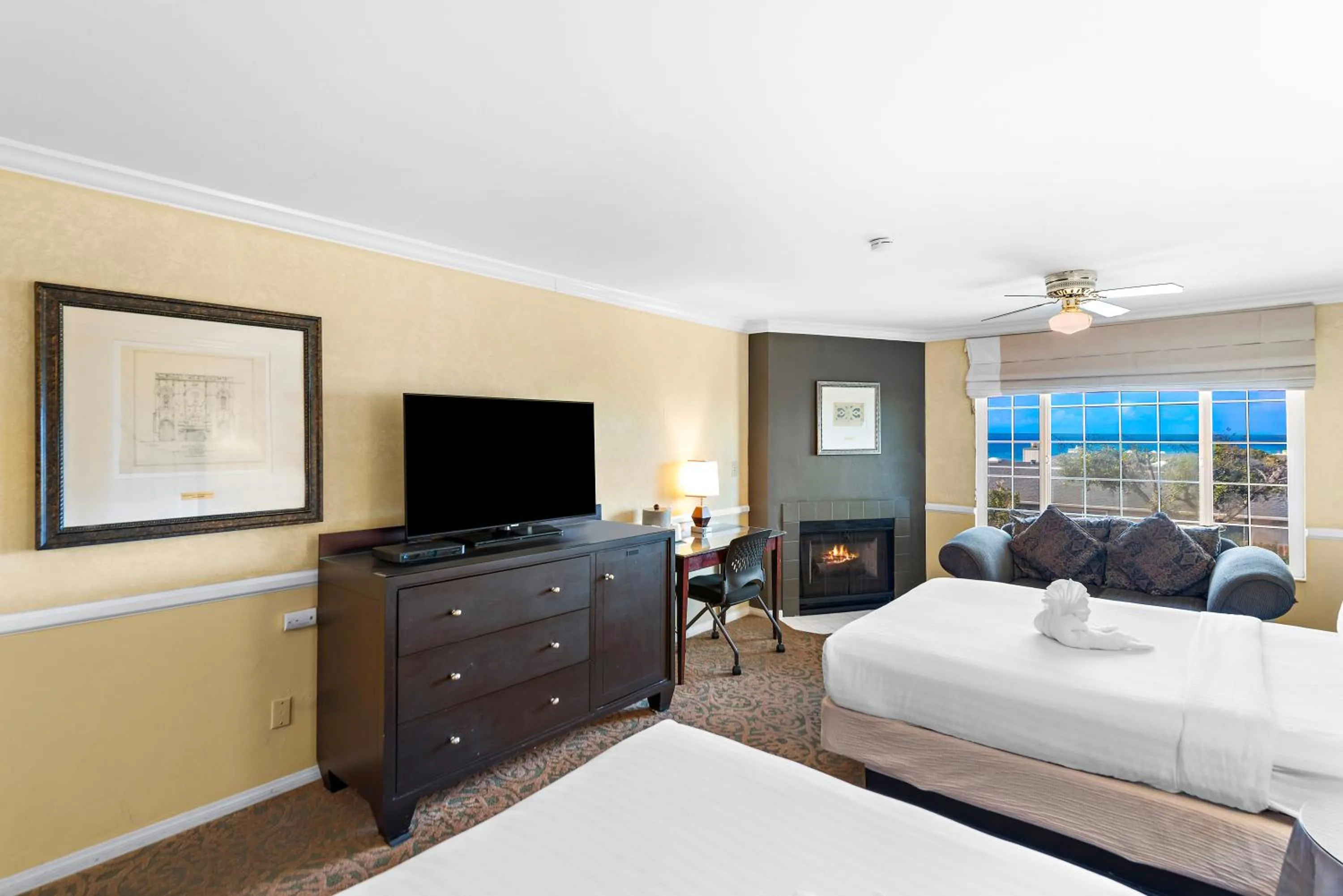 Photo of the whole room, Bed in The Morgan San Simeon - Cambria by Hearst Castle