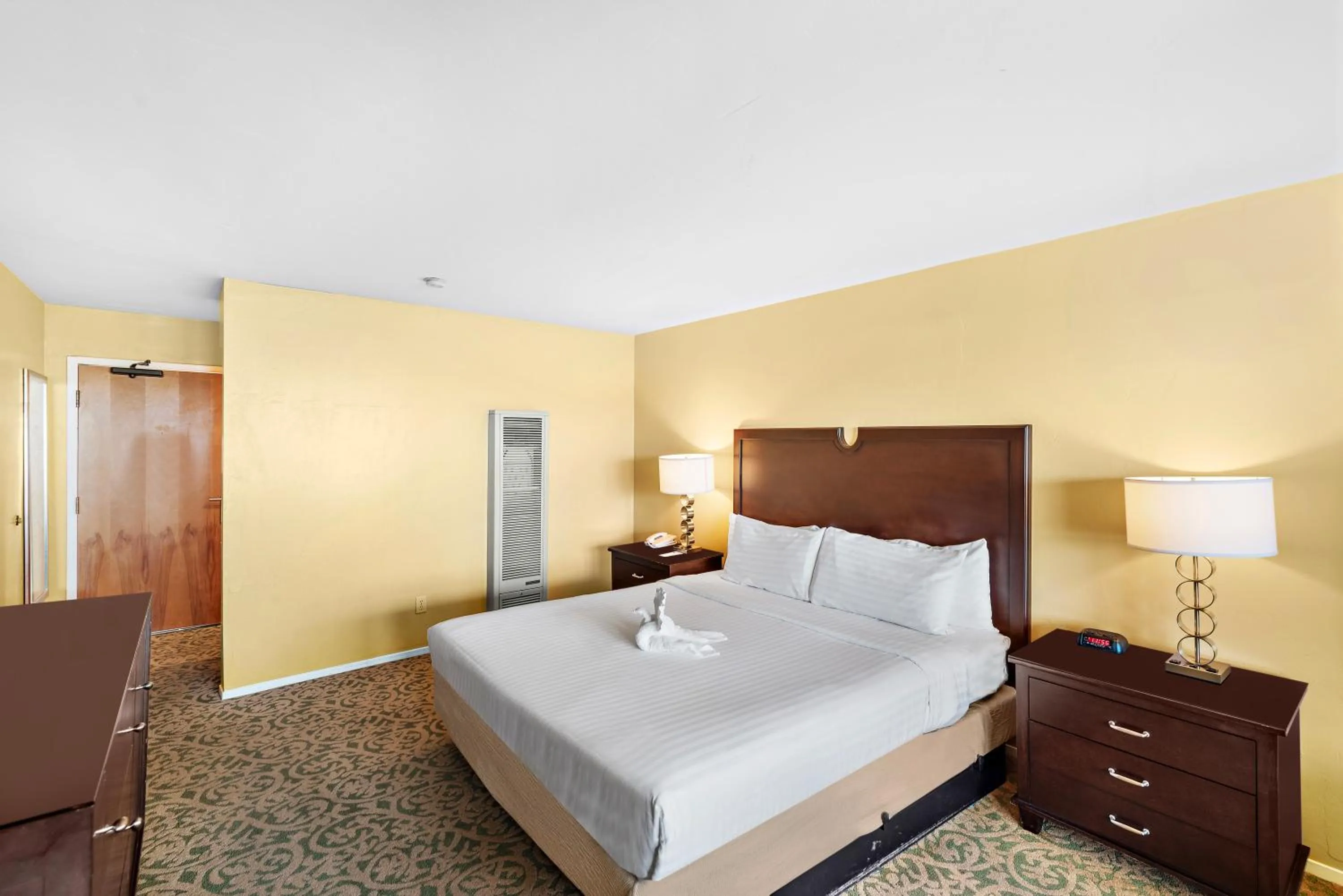 Bedroom, Bed in The Morgan San Simeon - Cambria by Hearst Castle