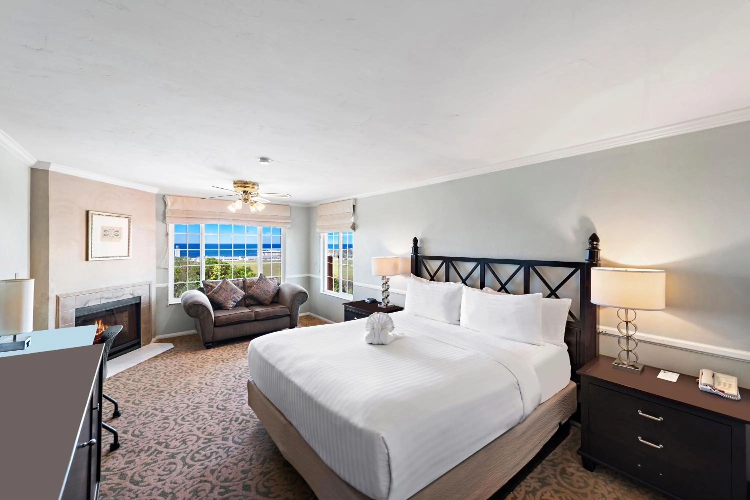 Photo of the whole room, Bed in The Morgan San Simeon - Cambria by Hearst Castle