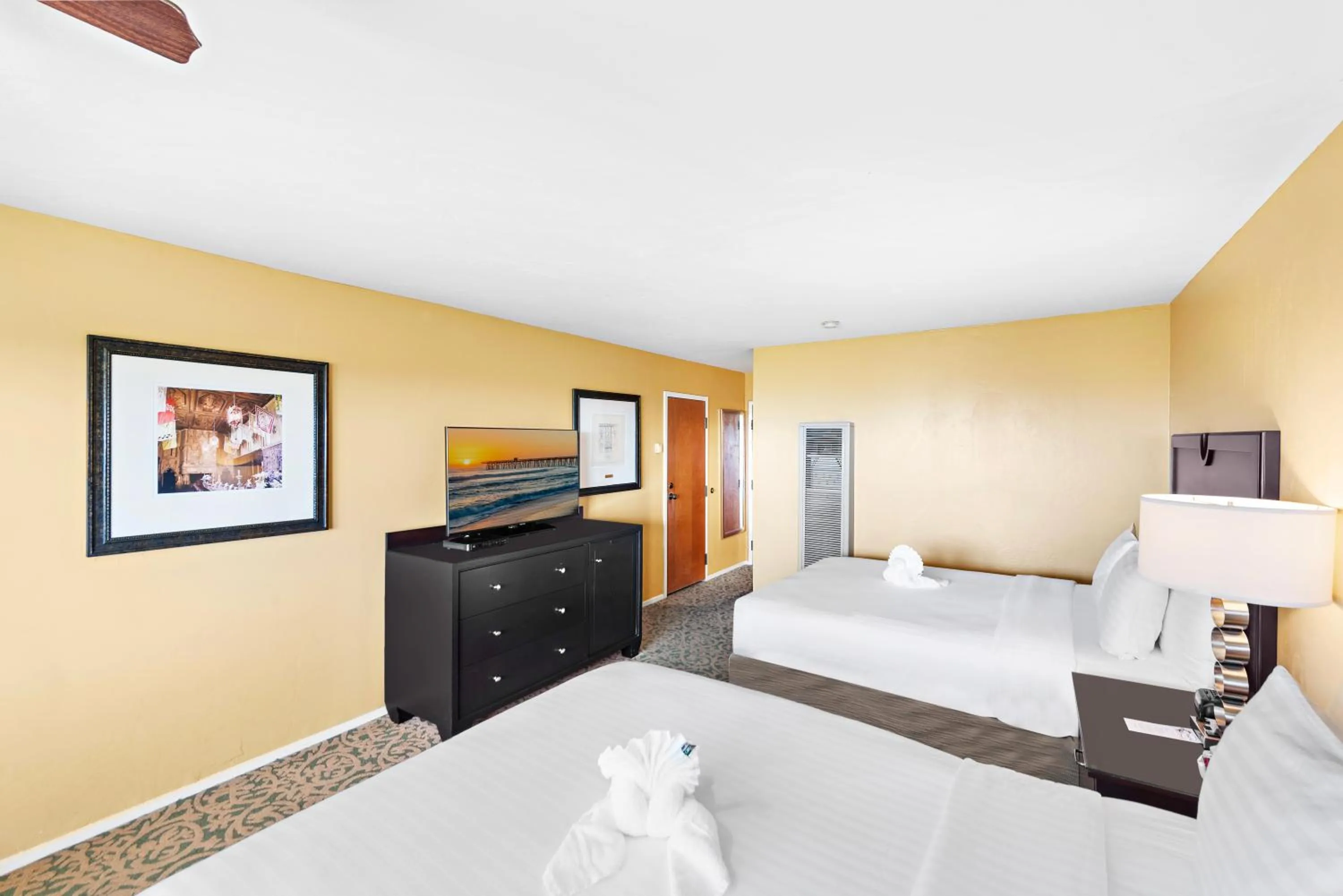 Photo of the whole room, Bed in The Morgan San Simeon - Cambria by Hearst Castle