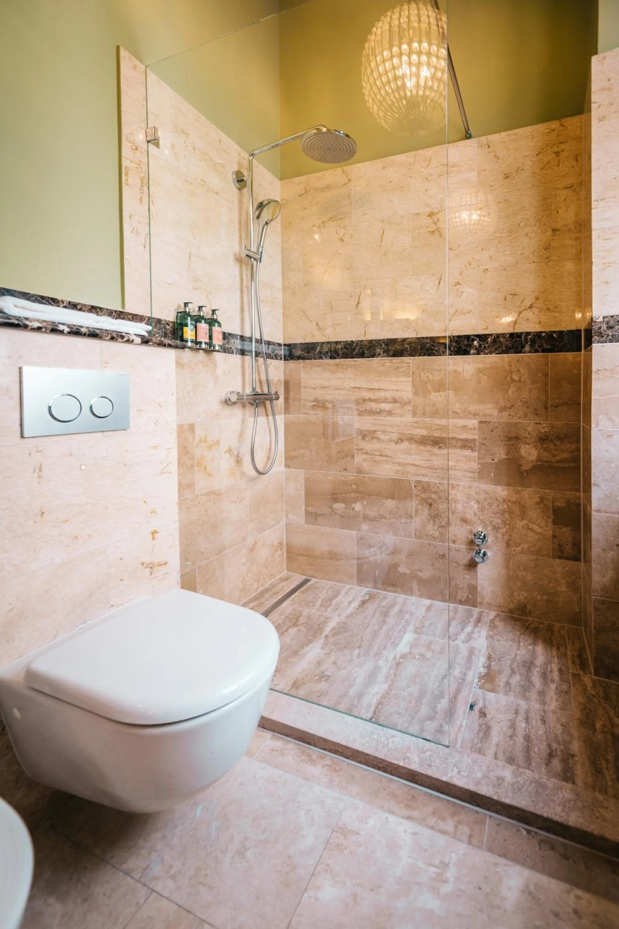 Shower in BALTAZÁR Boutique Hotel