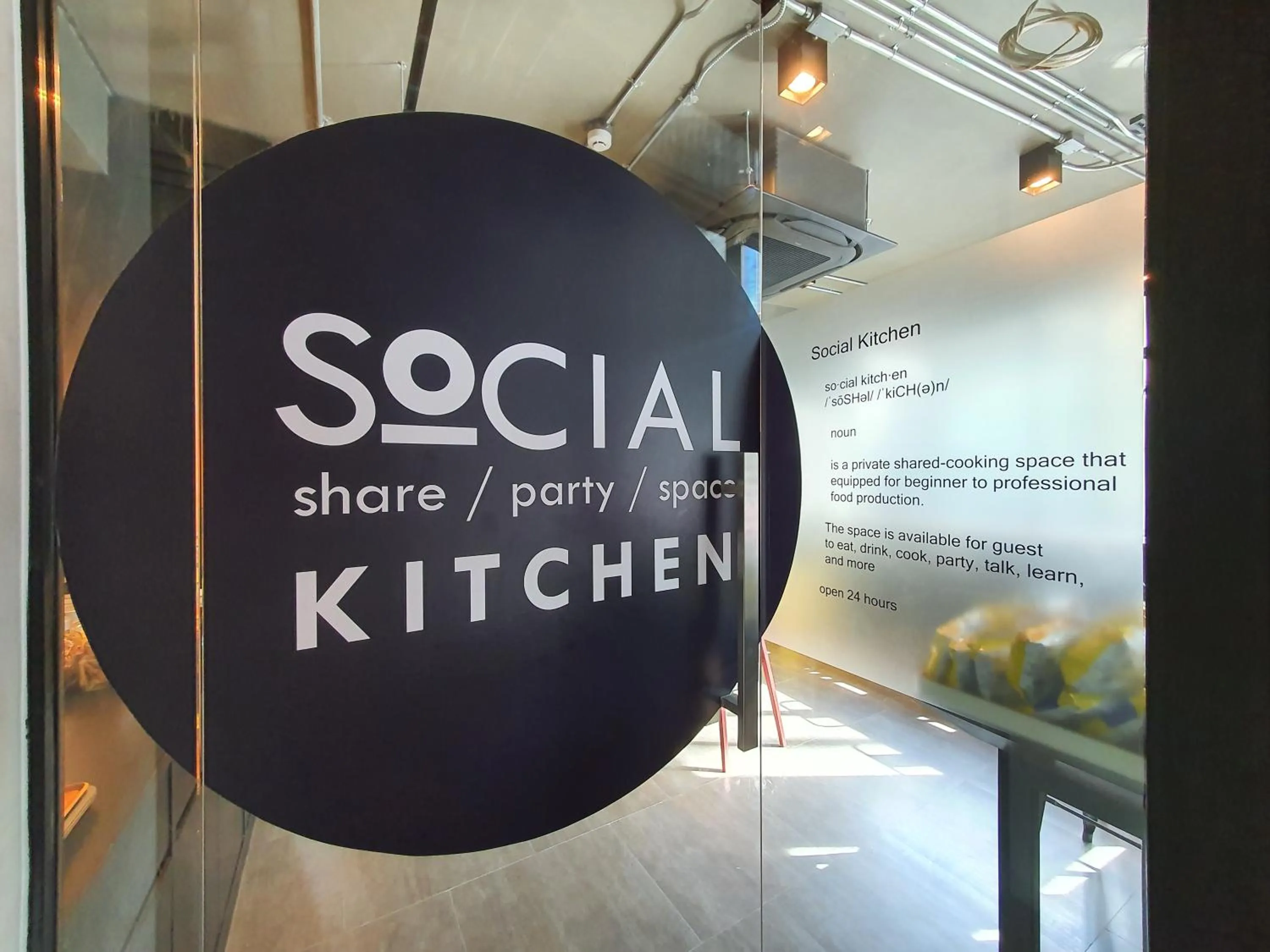 Kitchen or kitchenette in Hotel Ordinary Bangkok