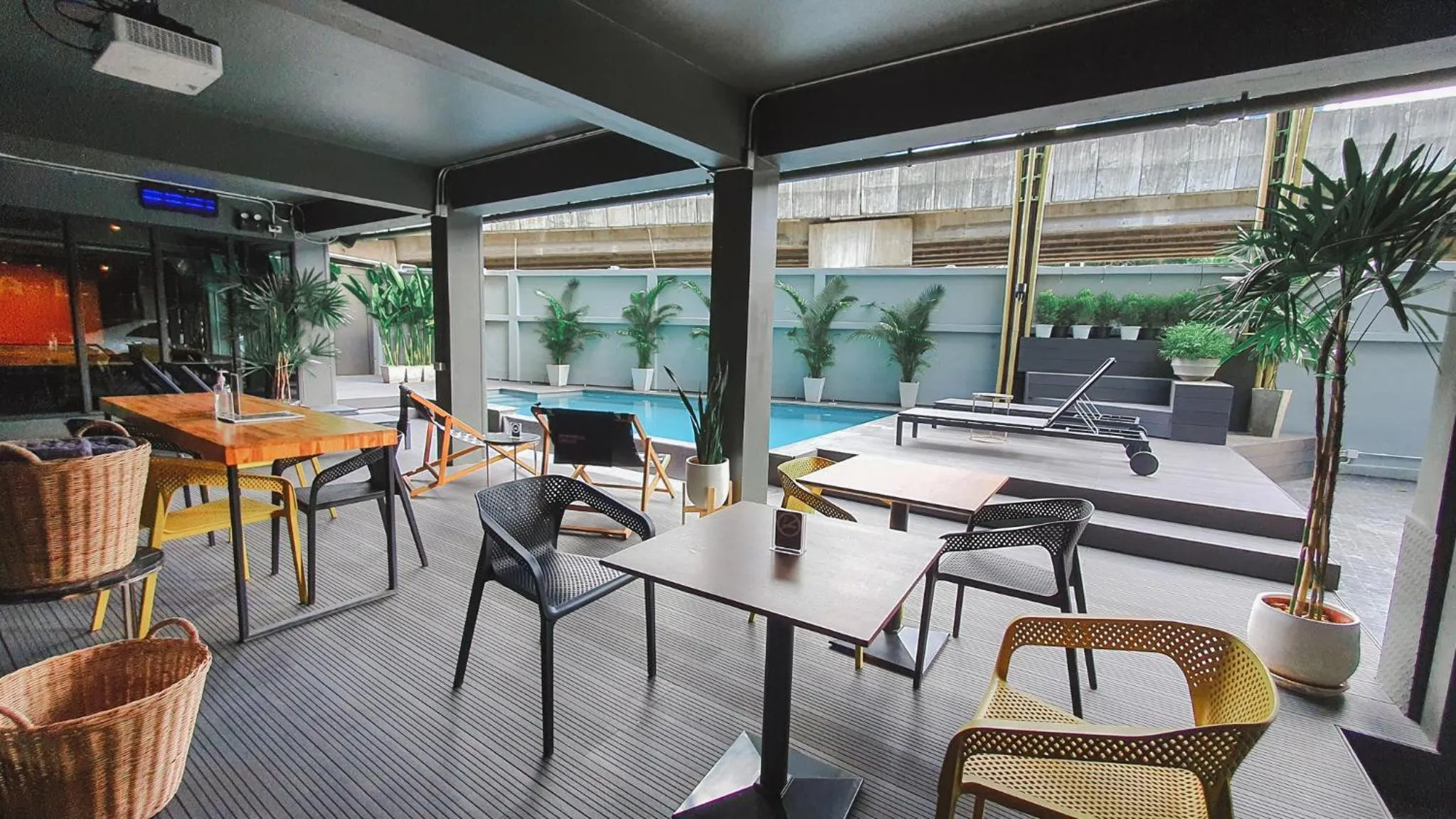 Swimming pool in Hotel Ordinary Bangkok