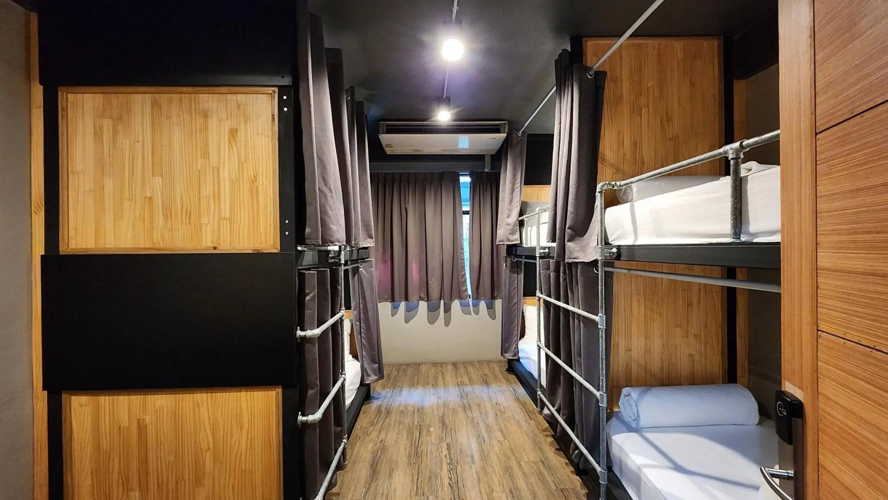 6-Bed Mixed Dormitory Room in Hotel Ordinary Bangkok 6-Bed Mixed Dormitory Room in Hotel Ordinary Bangkok