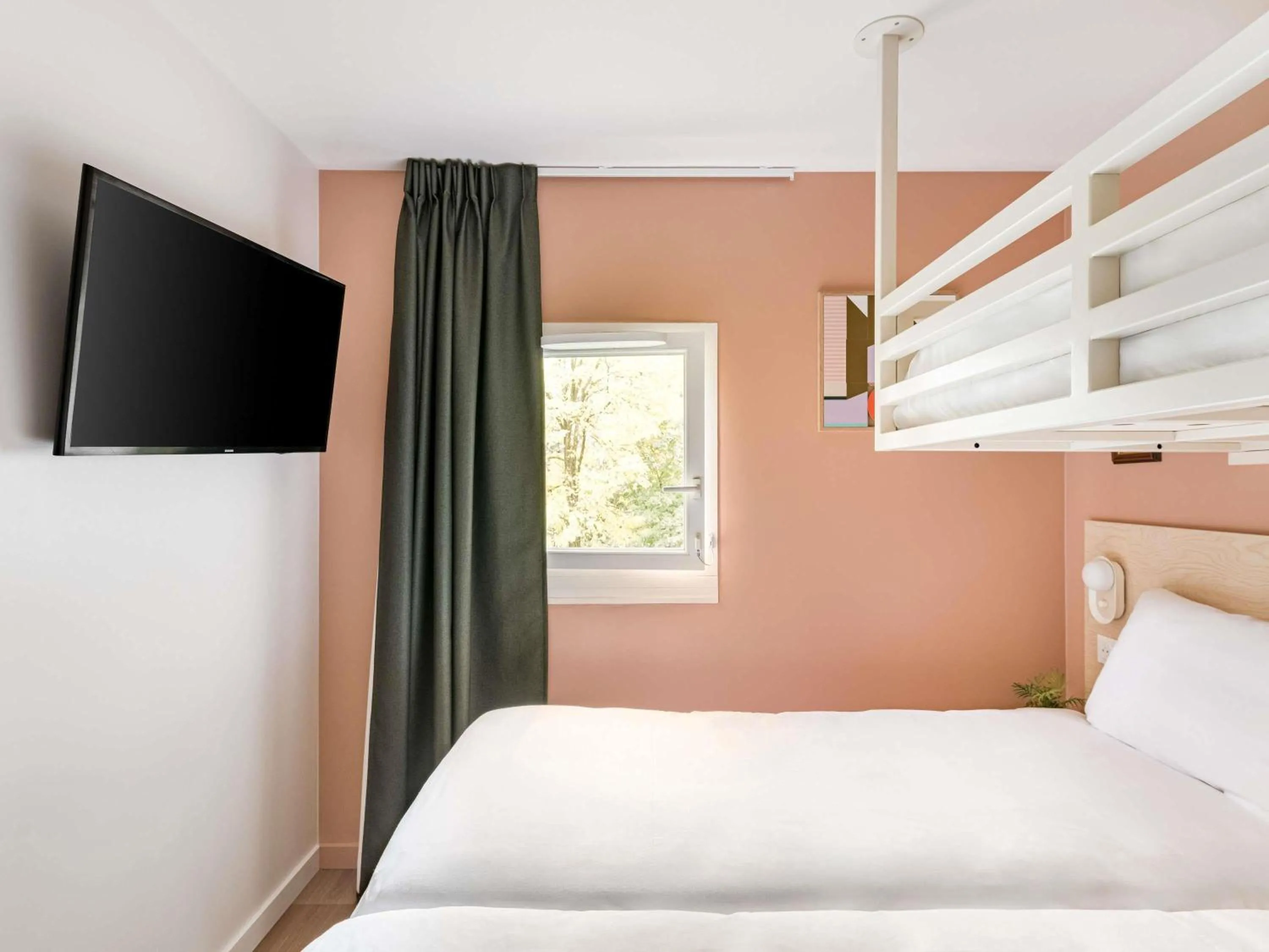 Bedroom, Bed in greet Hôtel Prévessin Genève Aéroport