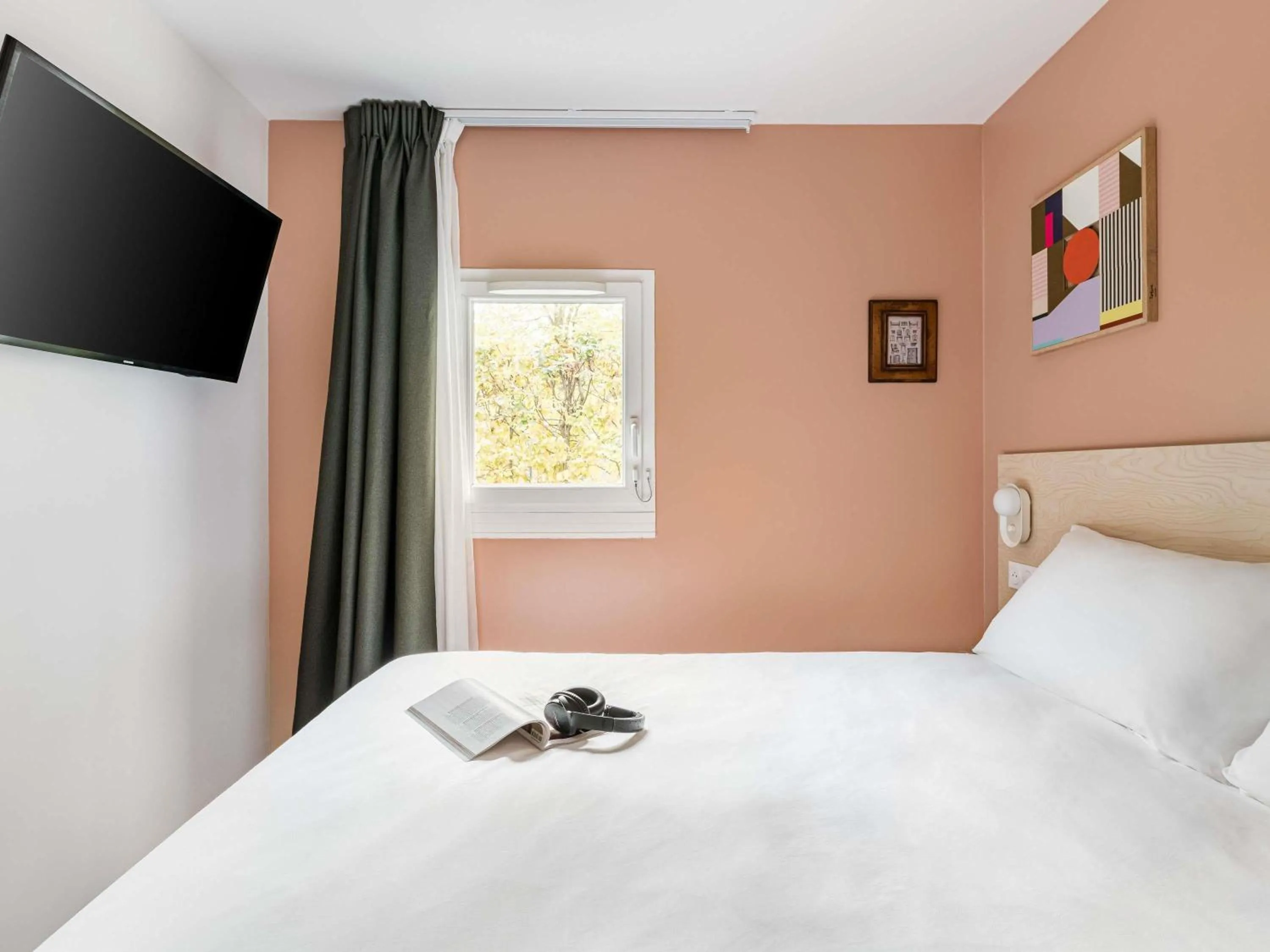 Bedroom, Bed in greet Hôtel Prévessin Genève Aéroport