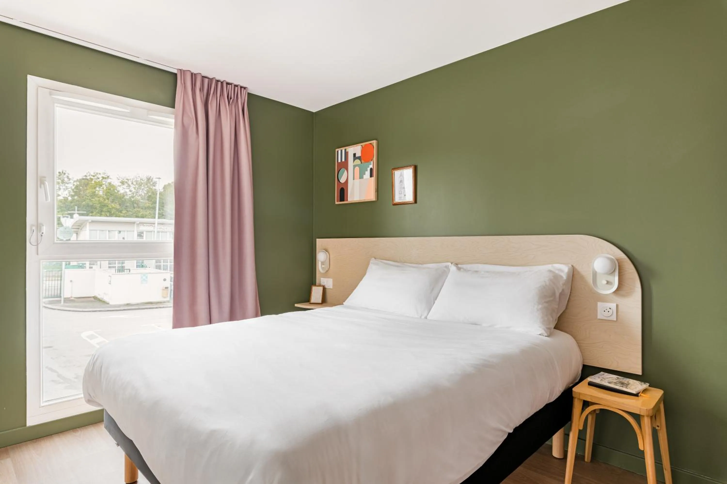 Photo of the whole room, Bed in greet Hôtel Prévessin Genève Aéroport