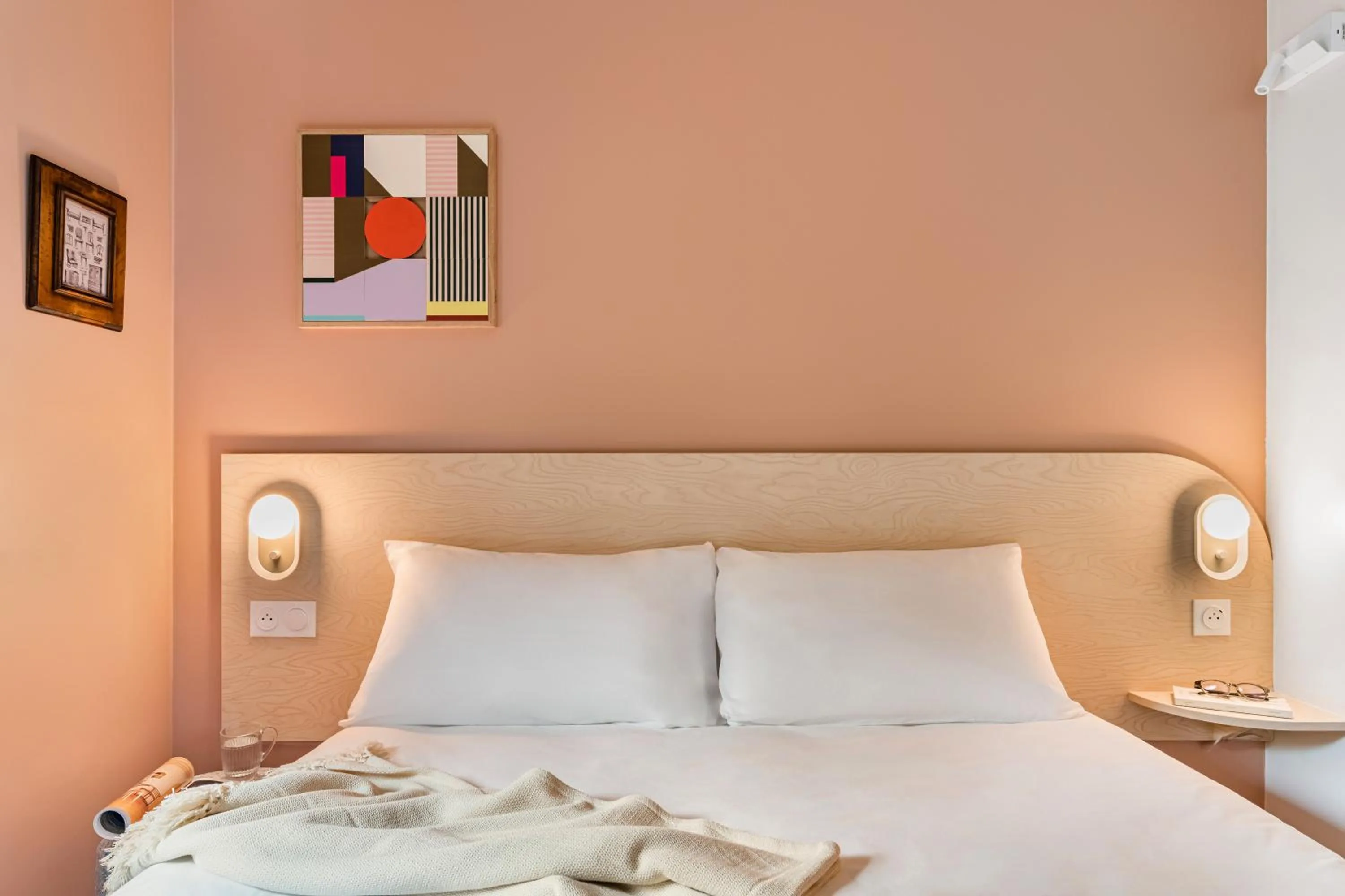 Photo of the whole room, Bed in greet Hôtel Prévessin Genève Aéroport