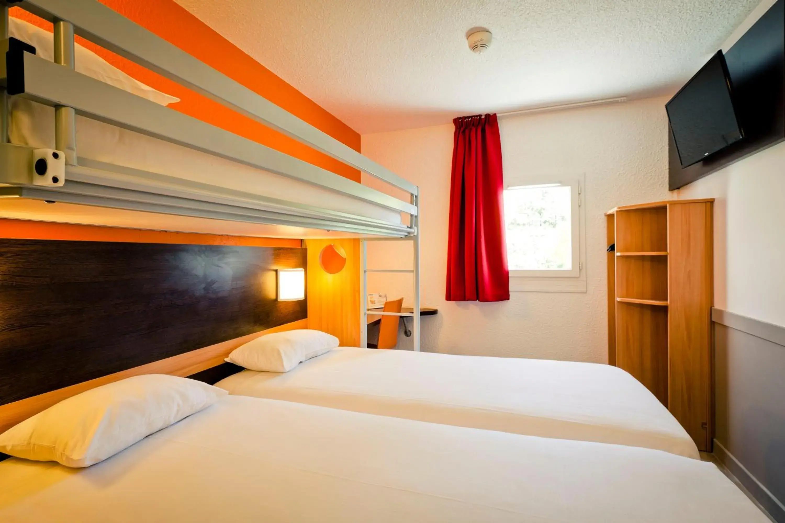 Triple Room (3 single Beds) in greet Hôtel Prévessin Genève Aéroport Triple Room (3 single Beds) in greet Hôtel Prévessin Genève Aéroport