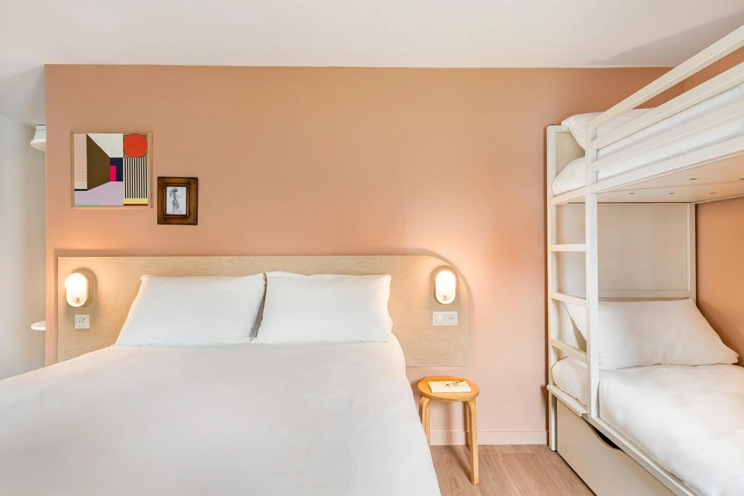 Photo of the whole room, Bed in greet Hôtel Prévessin Genève Aéroport