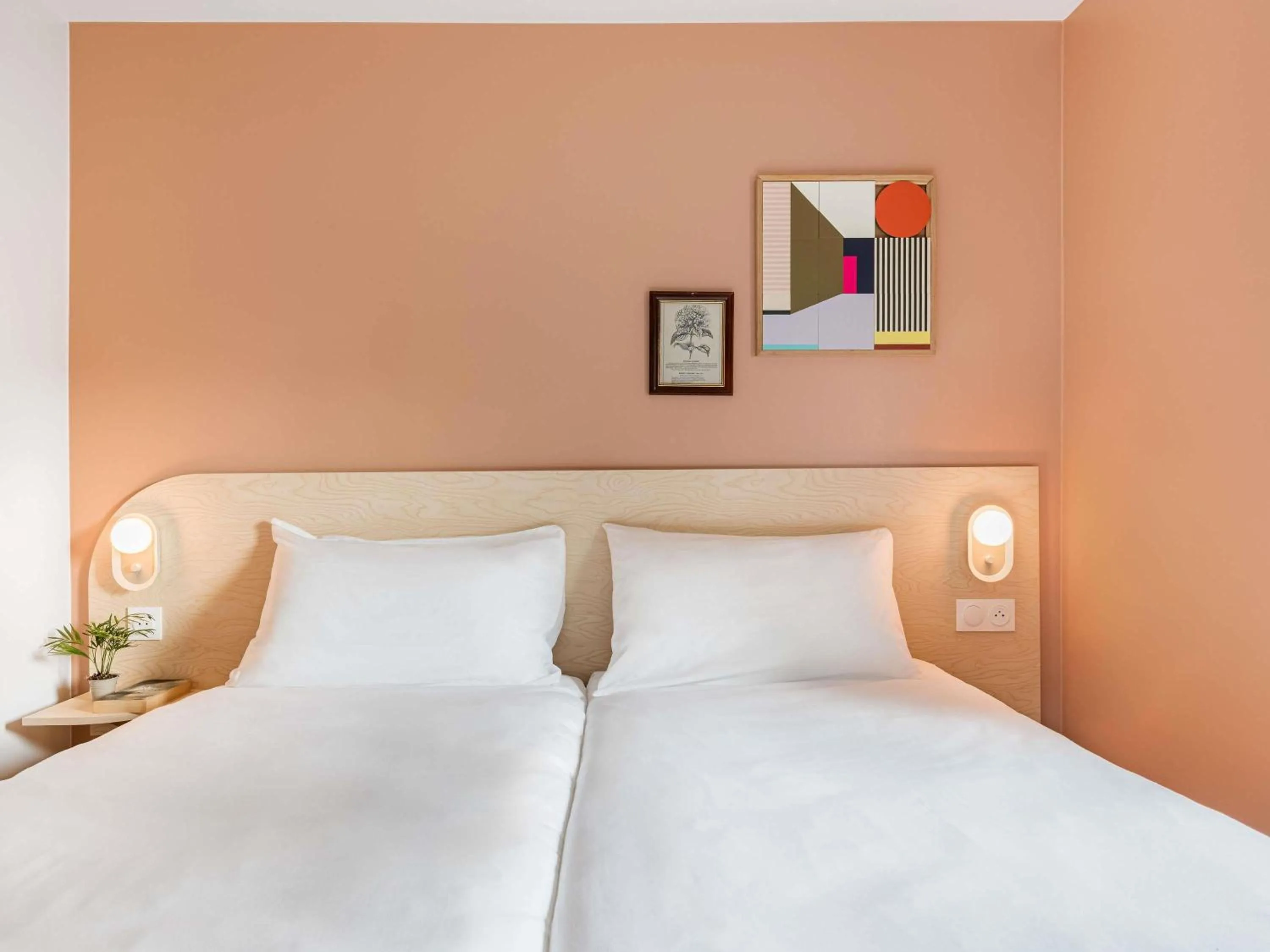 Bedroom, Bed in greet Hôtel Prévessin Genève Aéroport