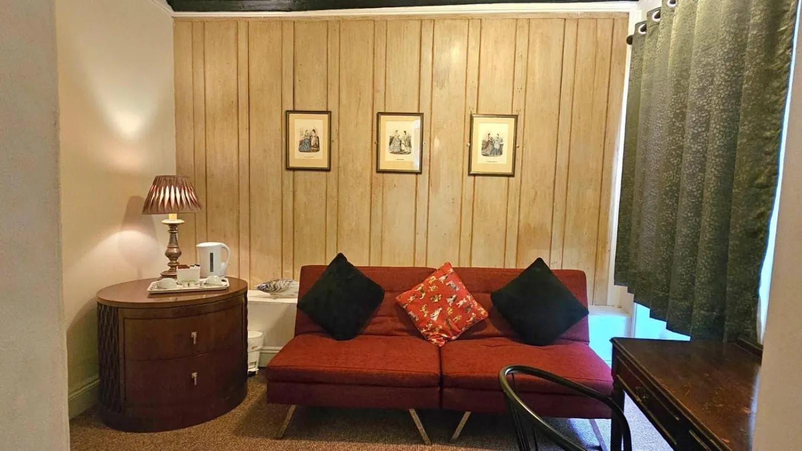 Bedroom in The Rose and Crown Hotel