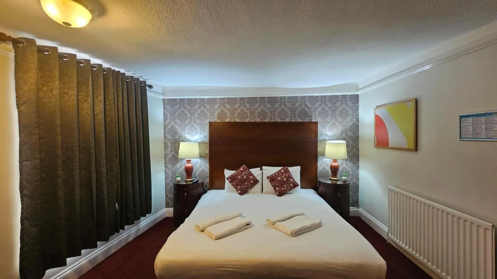 Bedroom, Bed in The Rose and Crown Hotel