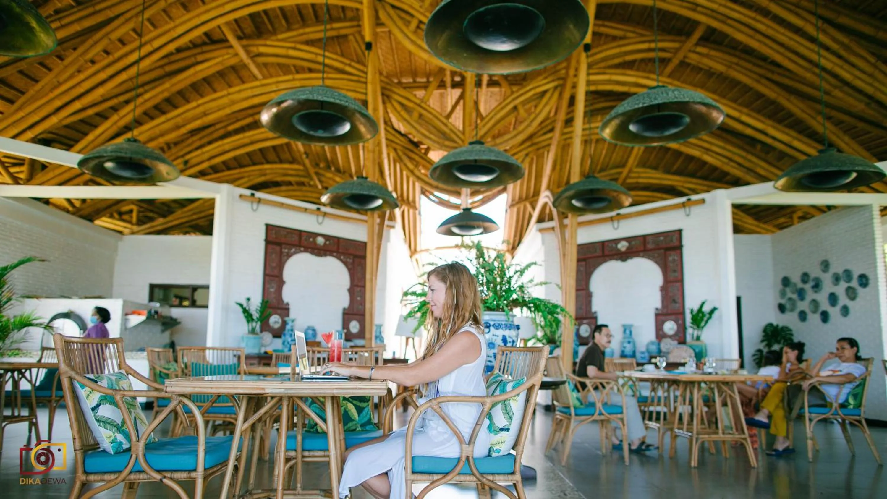 Restaurant/places to eat in Lotus Bungalows