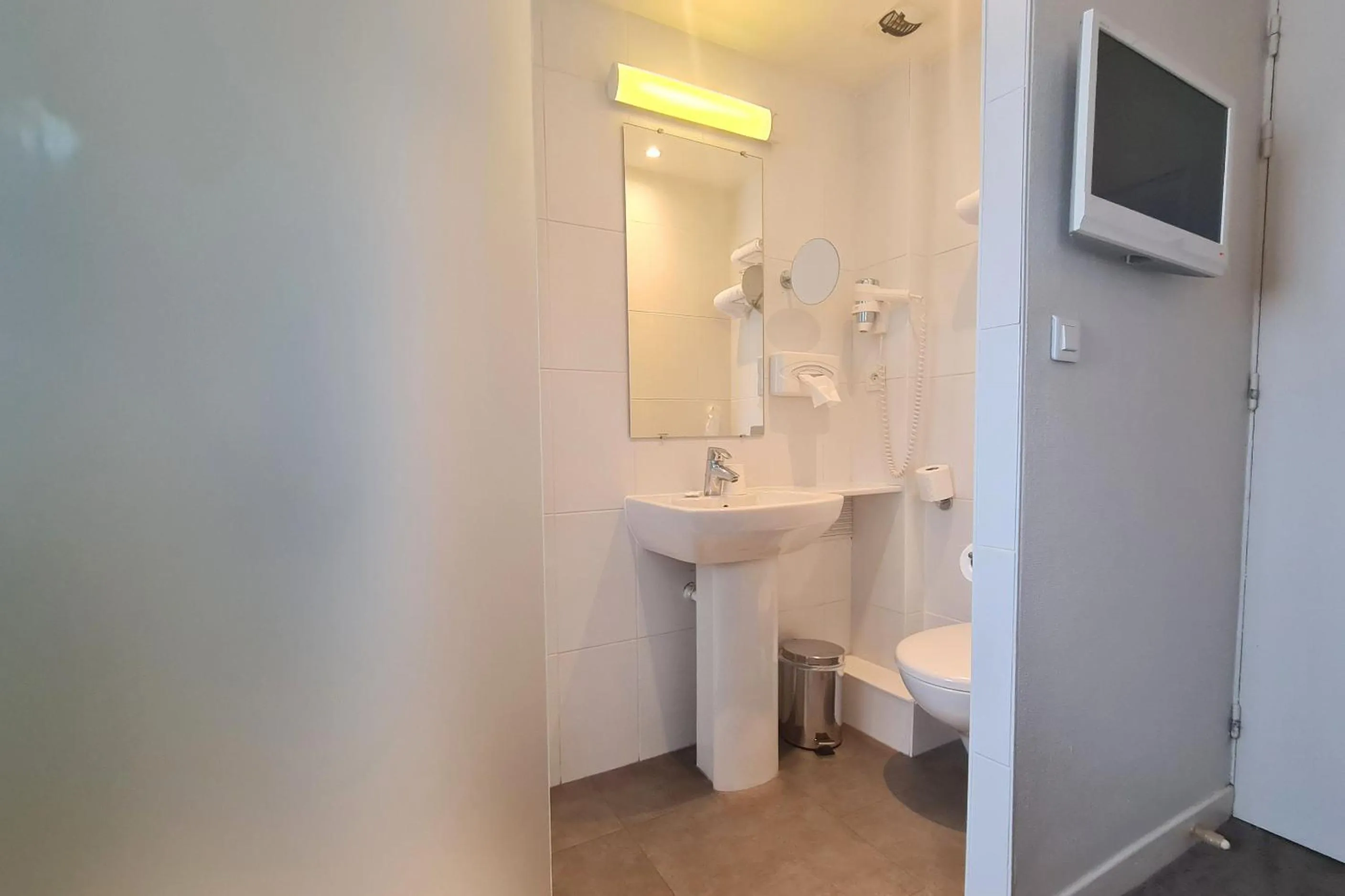 Shower in Kyriad Vannes Centre Ville