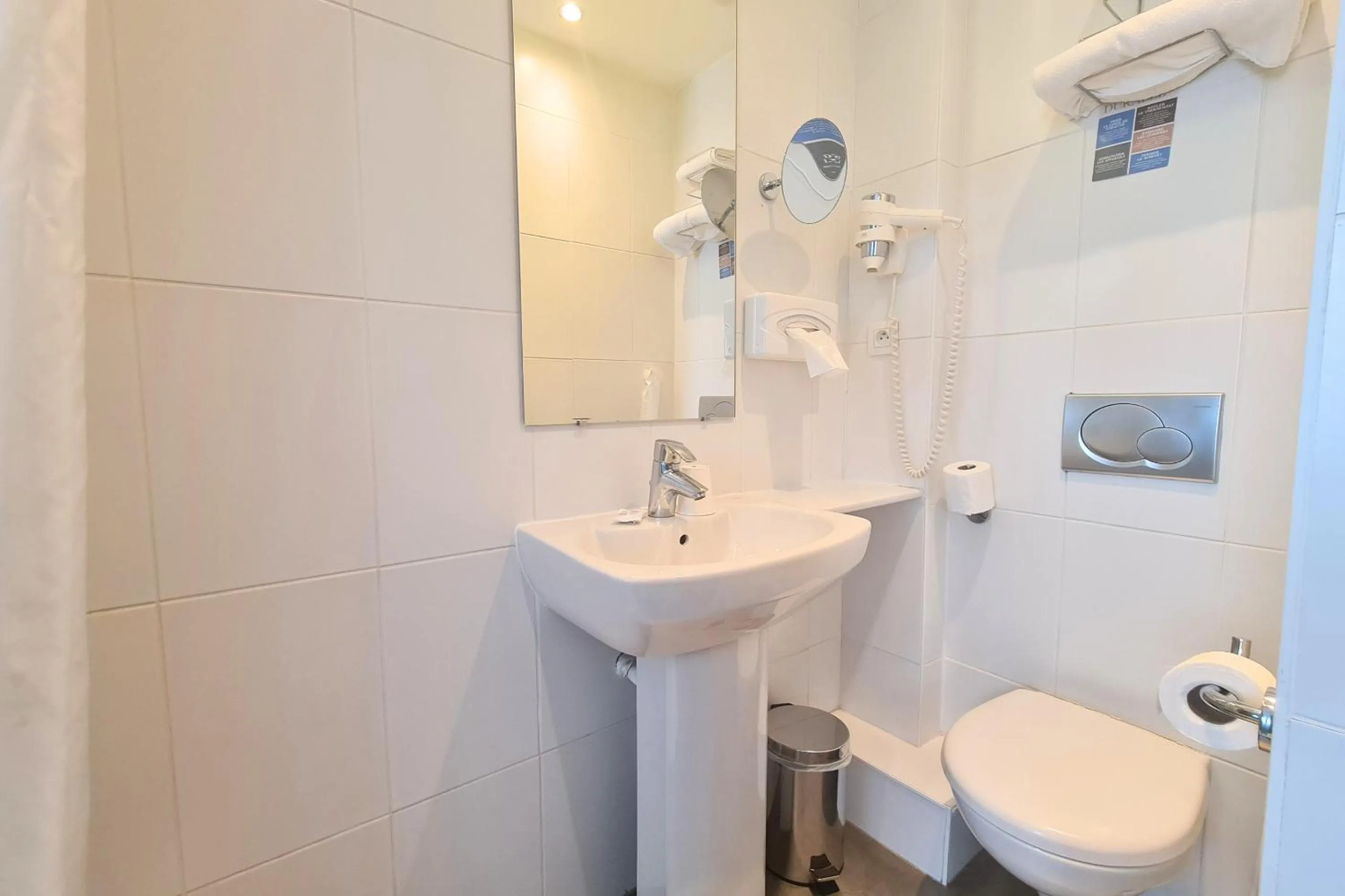 Bathroom in Kyriad Vannes Centre Ville