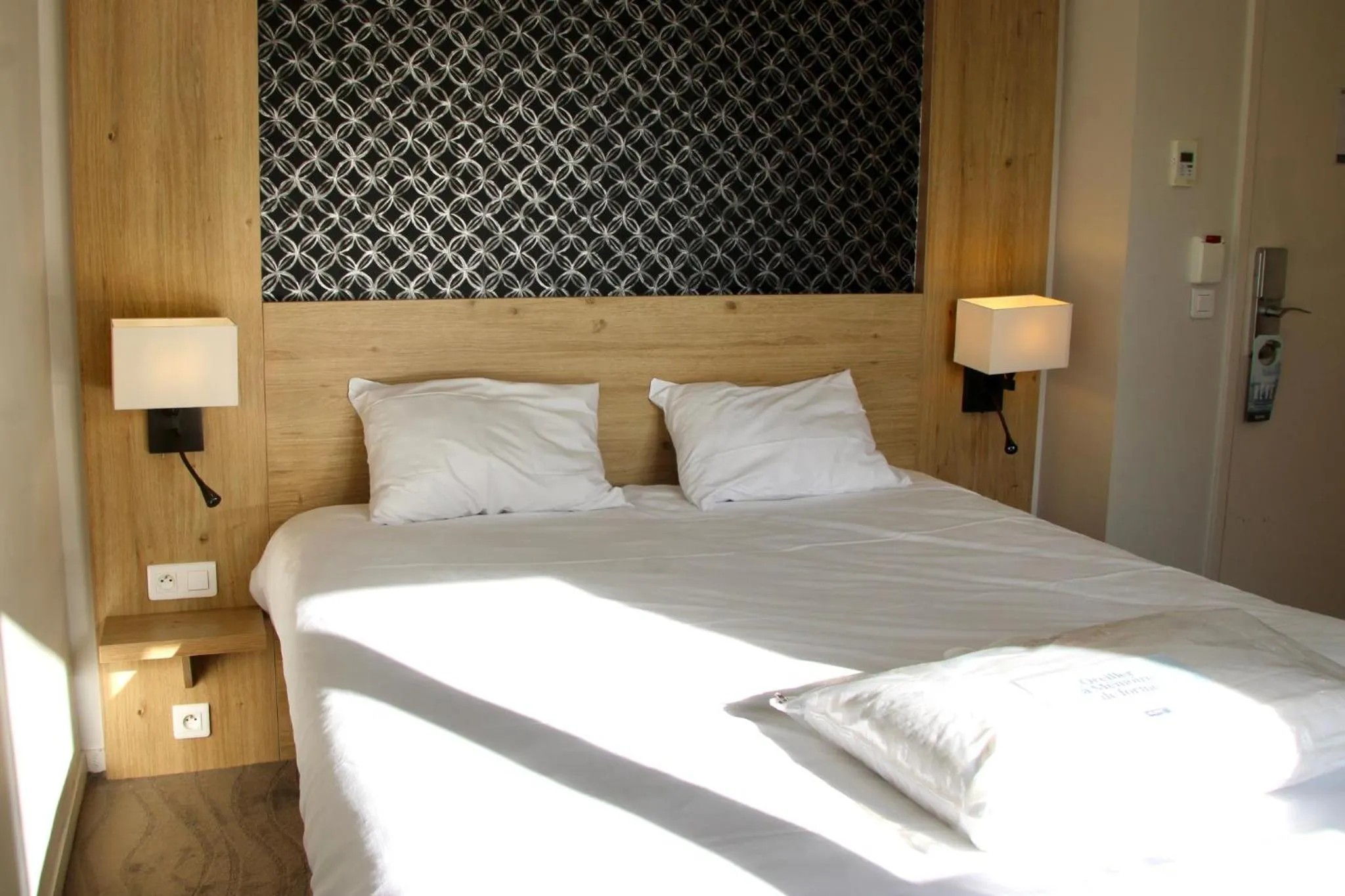 Night, Bed in Kyriad Vannes Centre Ville