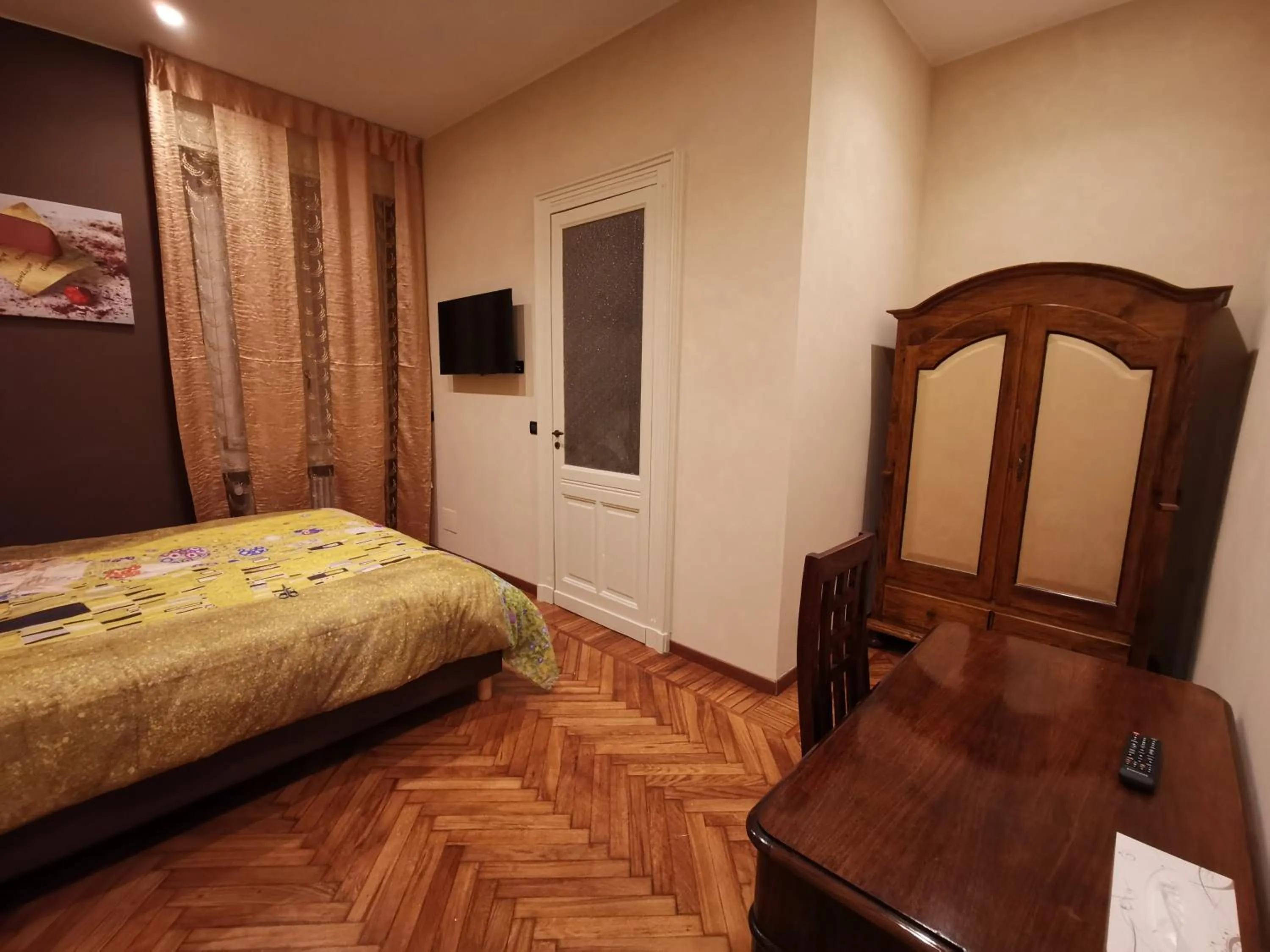 Photo of the whole room, Bed in B&B Ad Quintum Torino