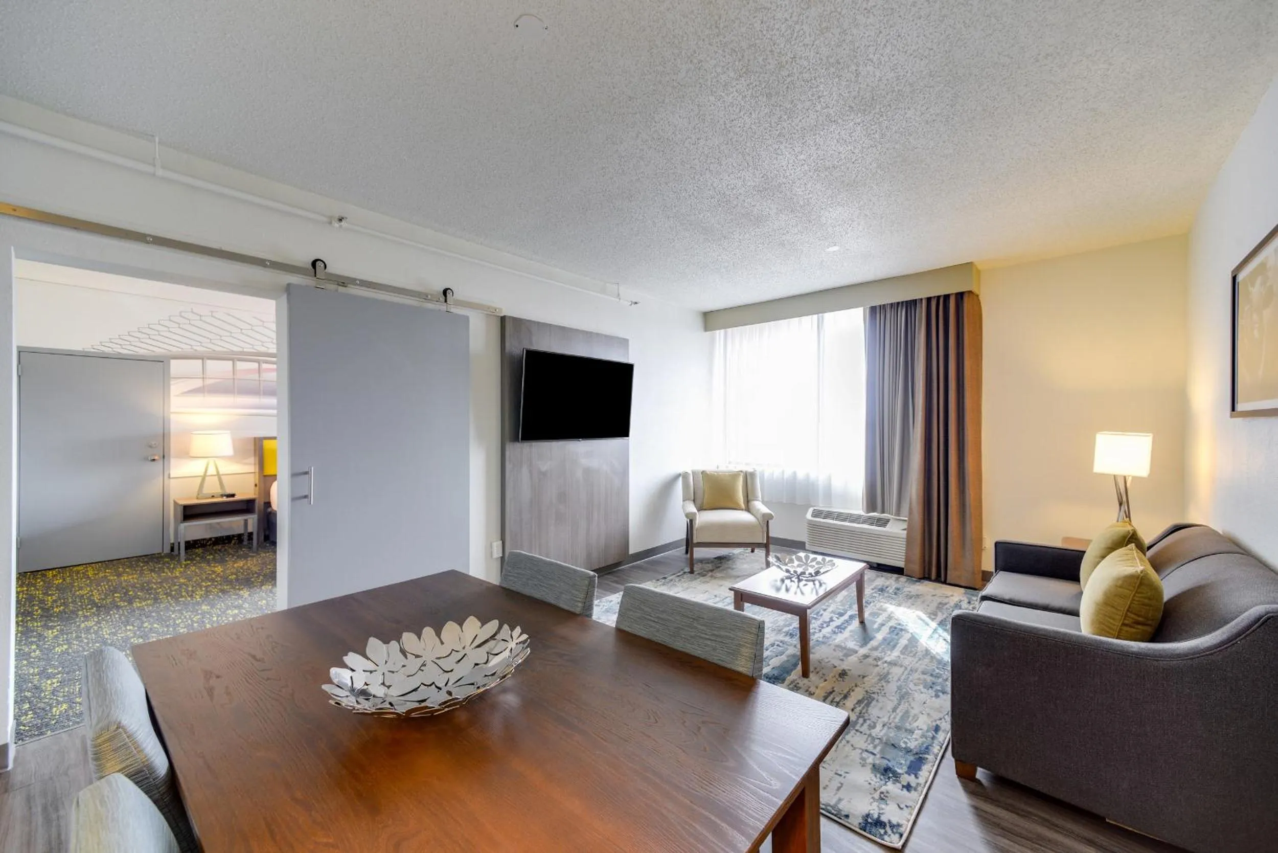 Living room, Bed in Saint Louis Airport Hotel