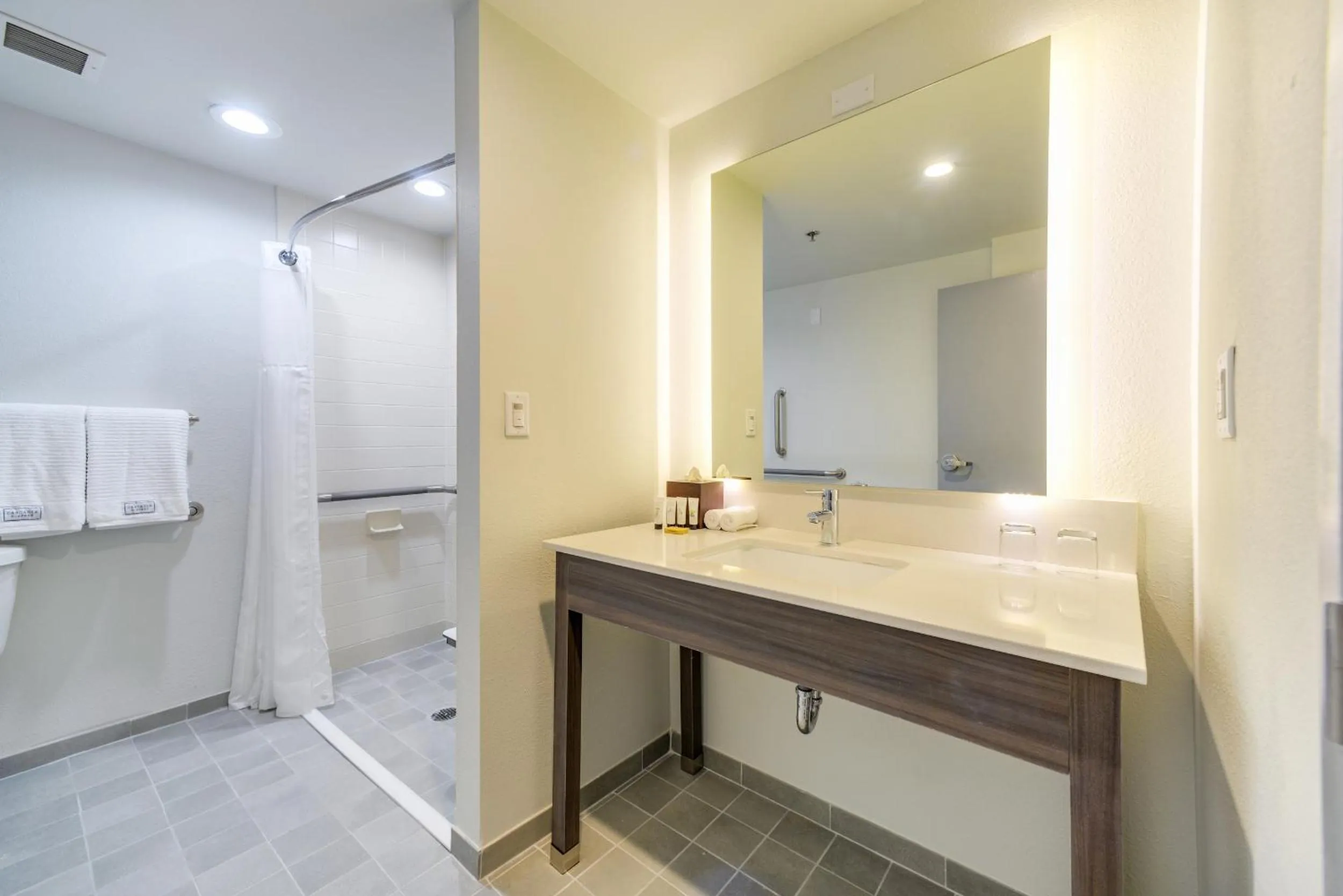 Shower in Saint Louis Airport Hotel