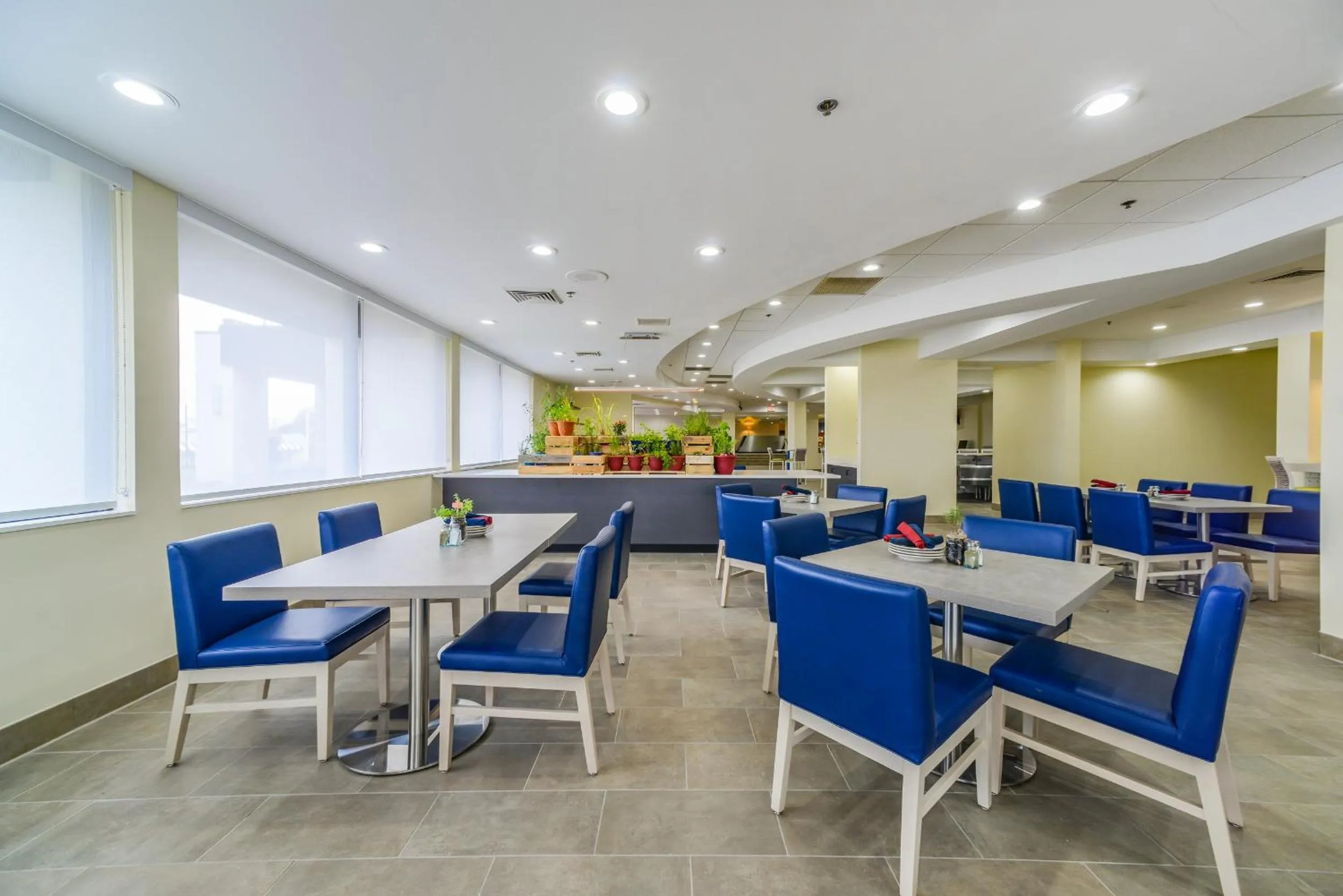 Restaurant/places to eat in Saint Louis Airport Hotel