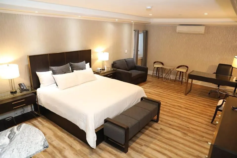 Bed in Norwalk Inn & Conference Center