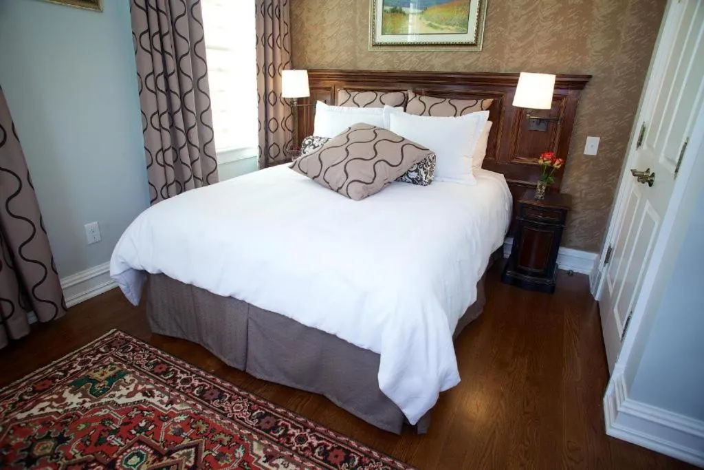 Bed in Norwalk Inn & Conference Center