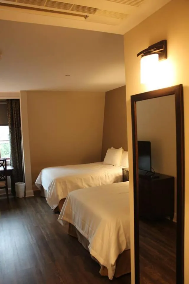 Bed in Norwalk Inn & Conference Center