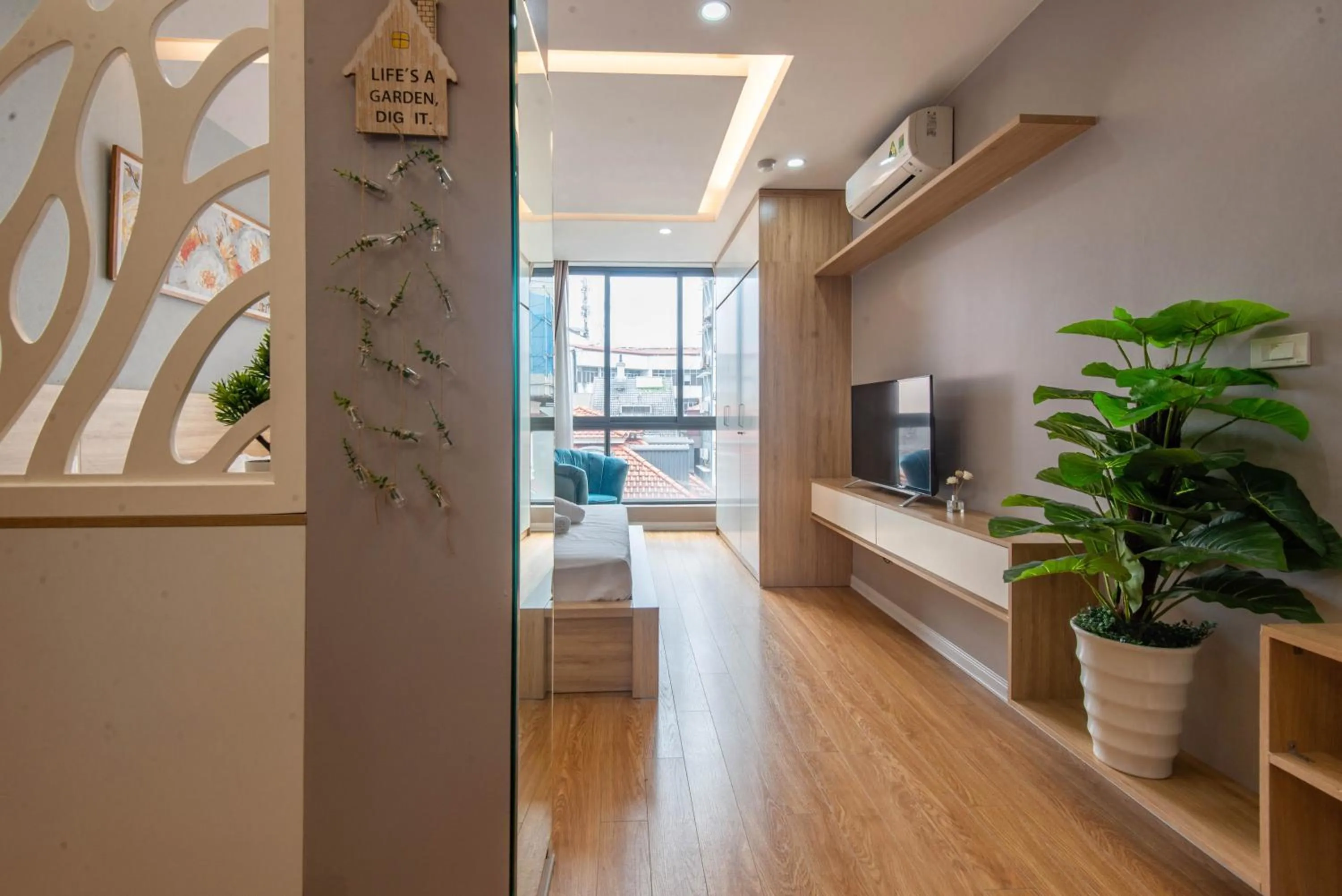 TV and multimedia in 22housing Hotel & Residence 81 Linh Lang