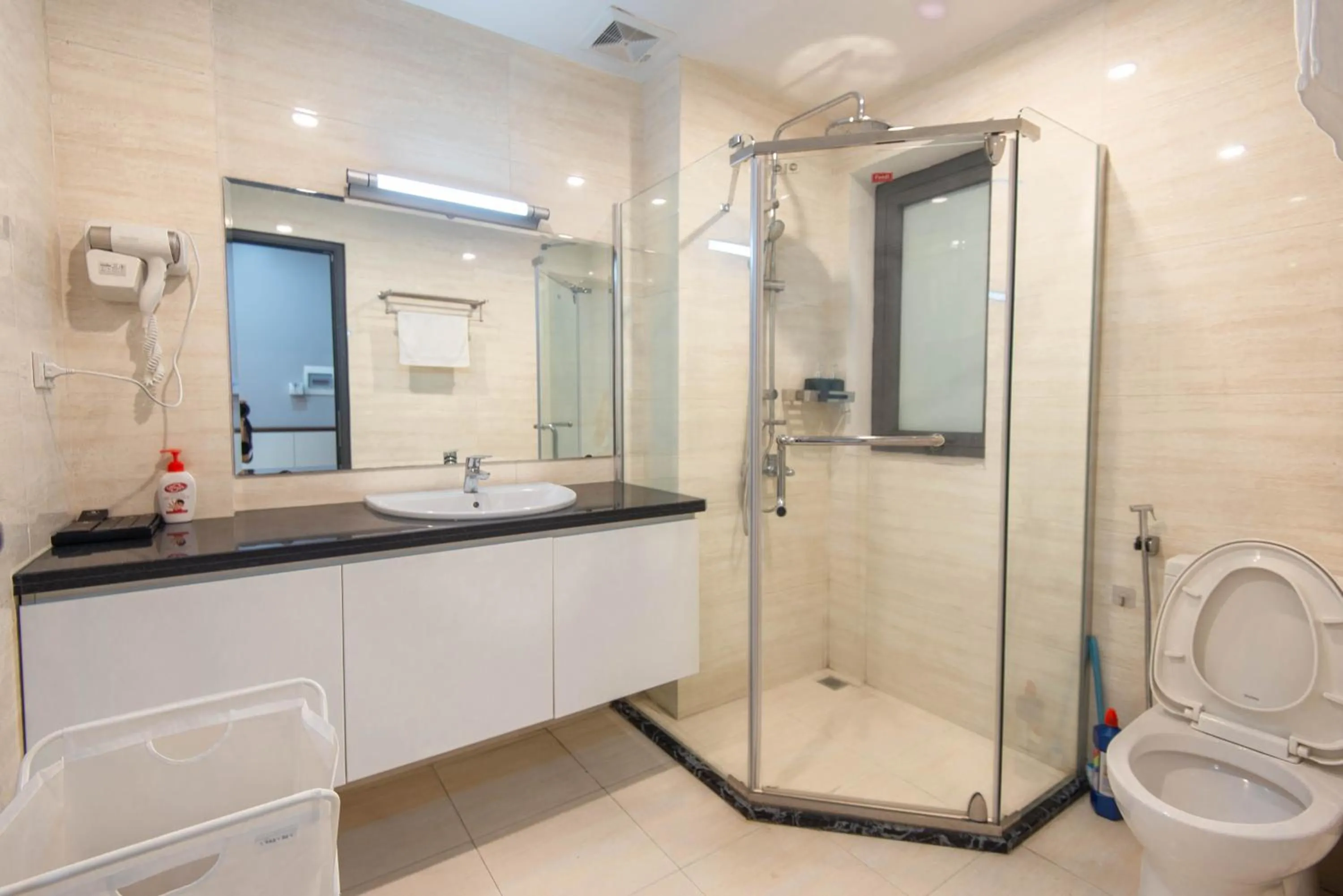 Shower in 22housing Hotel & Residence 81 Linh Lang