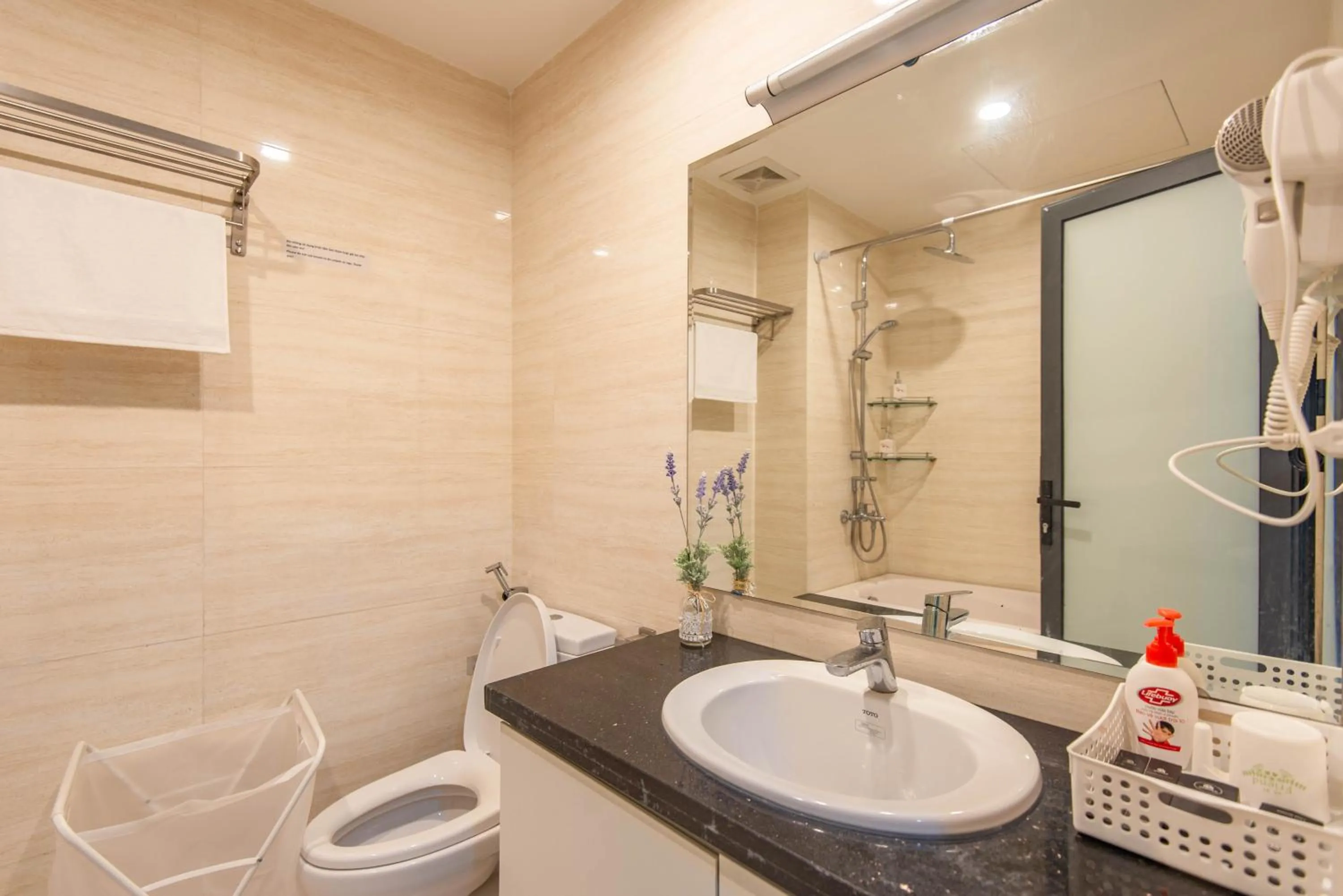 Shower in 22housing Hotel & Residence 81 Linh Lang