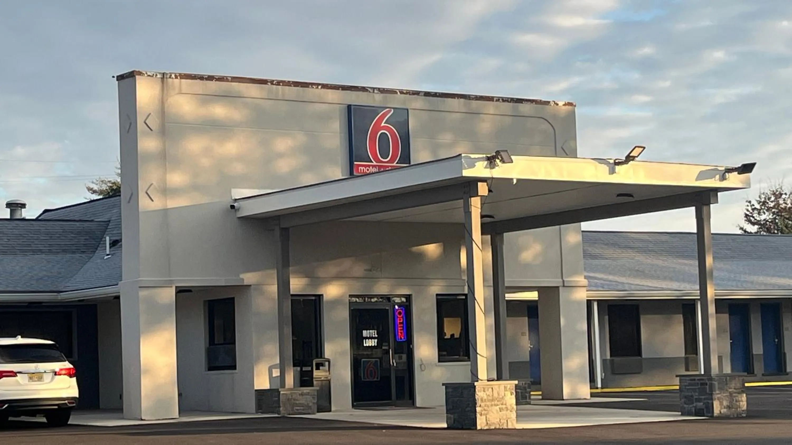Property building in Motel 6 East Windsor, NJ Hightstown