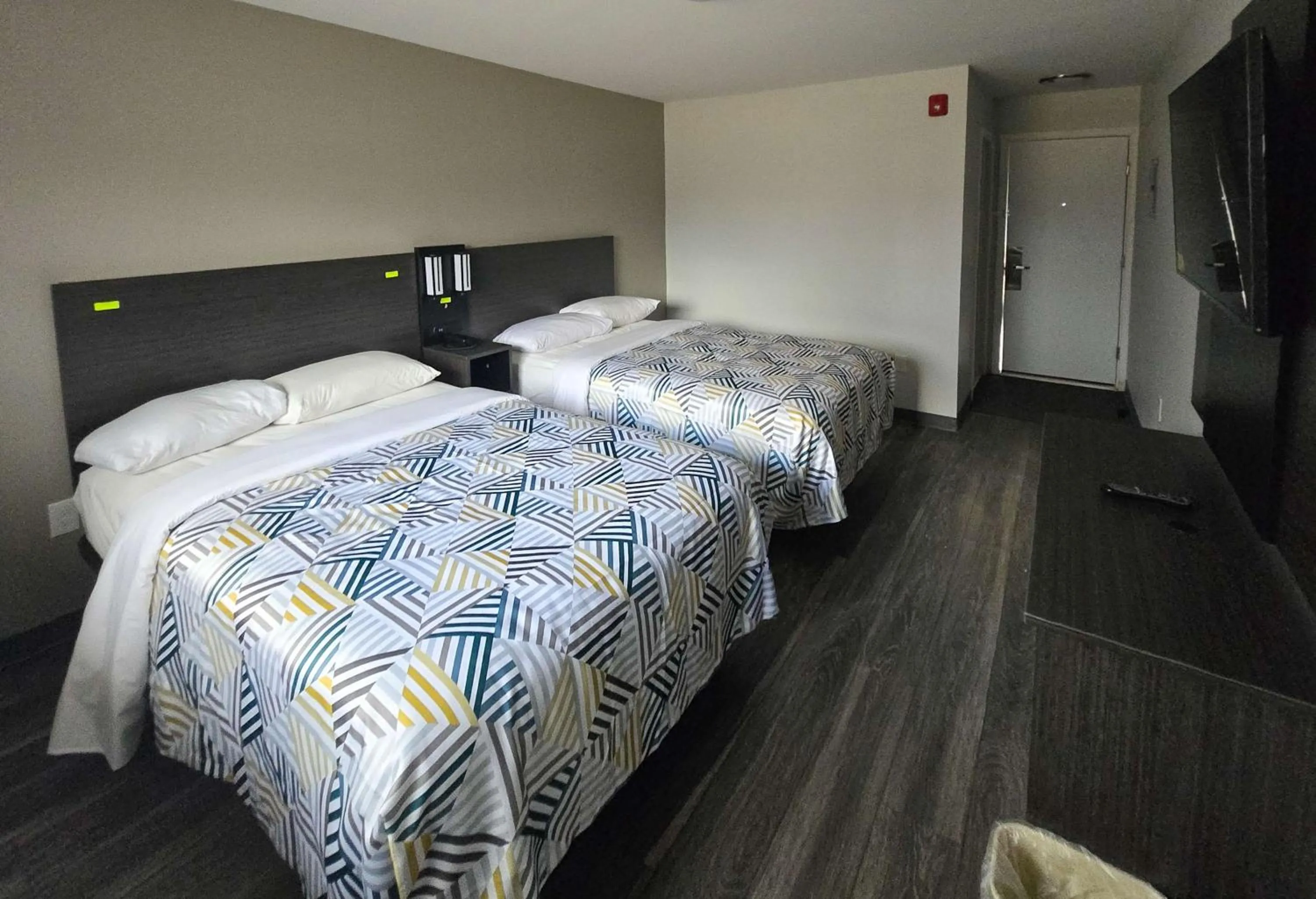 Bedroom, Bed in Motel 6 East Windsor, NJ Hightstown