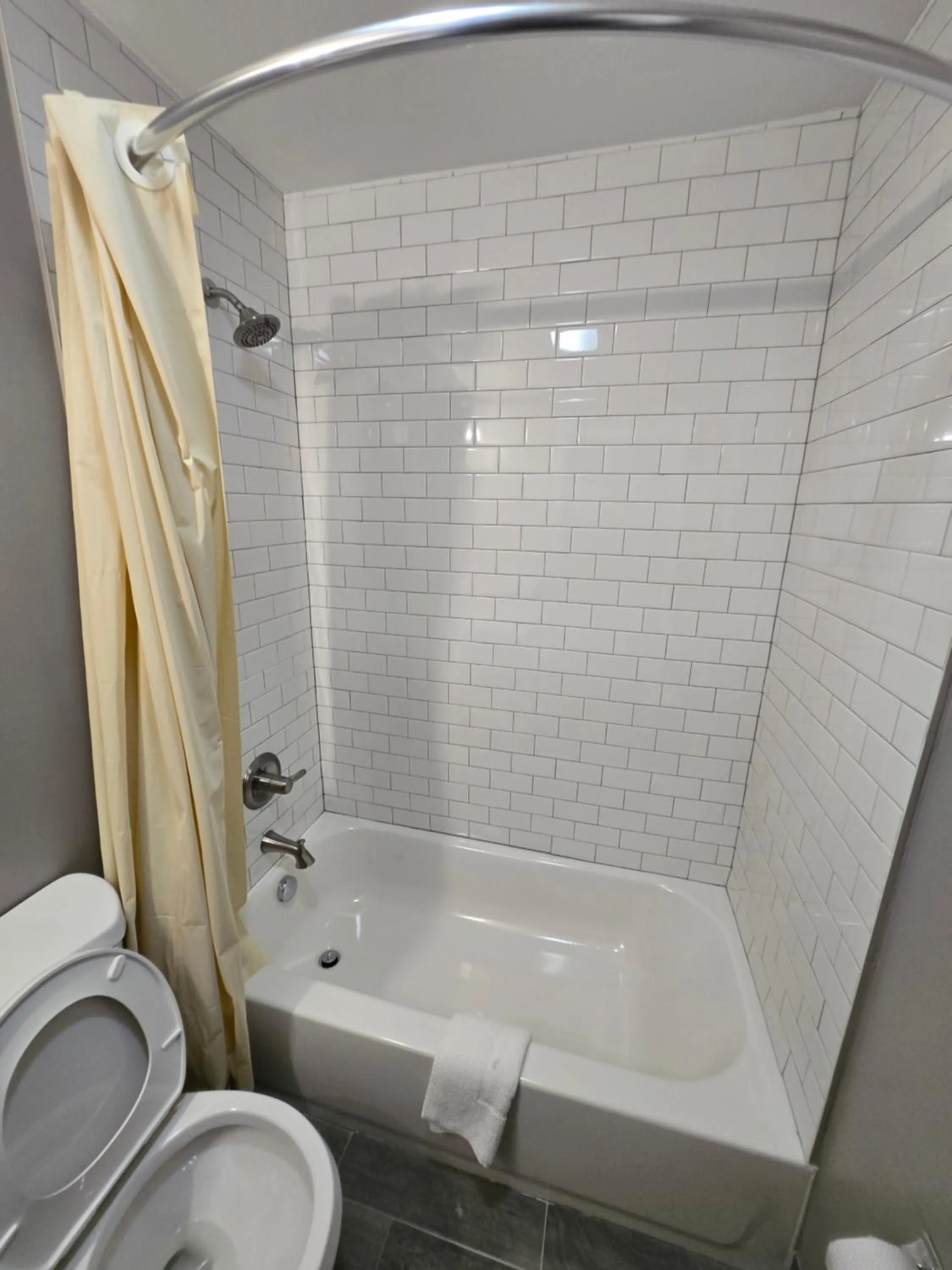 Public Bath in Motel 6 East Windsor, NJ Hightstown