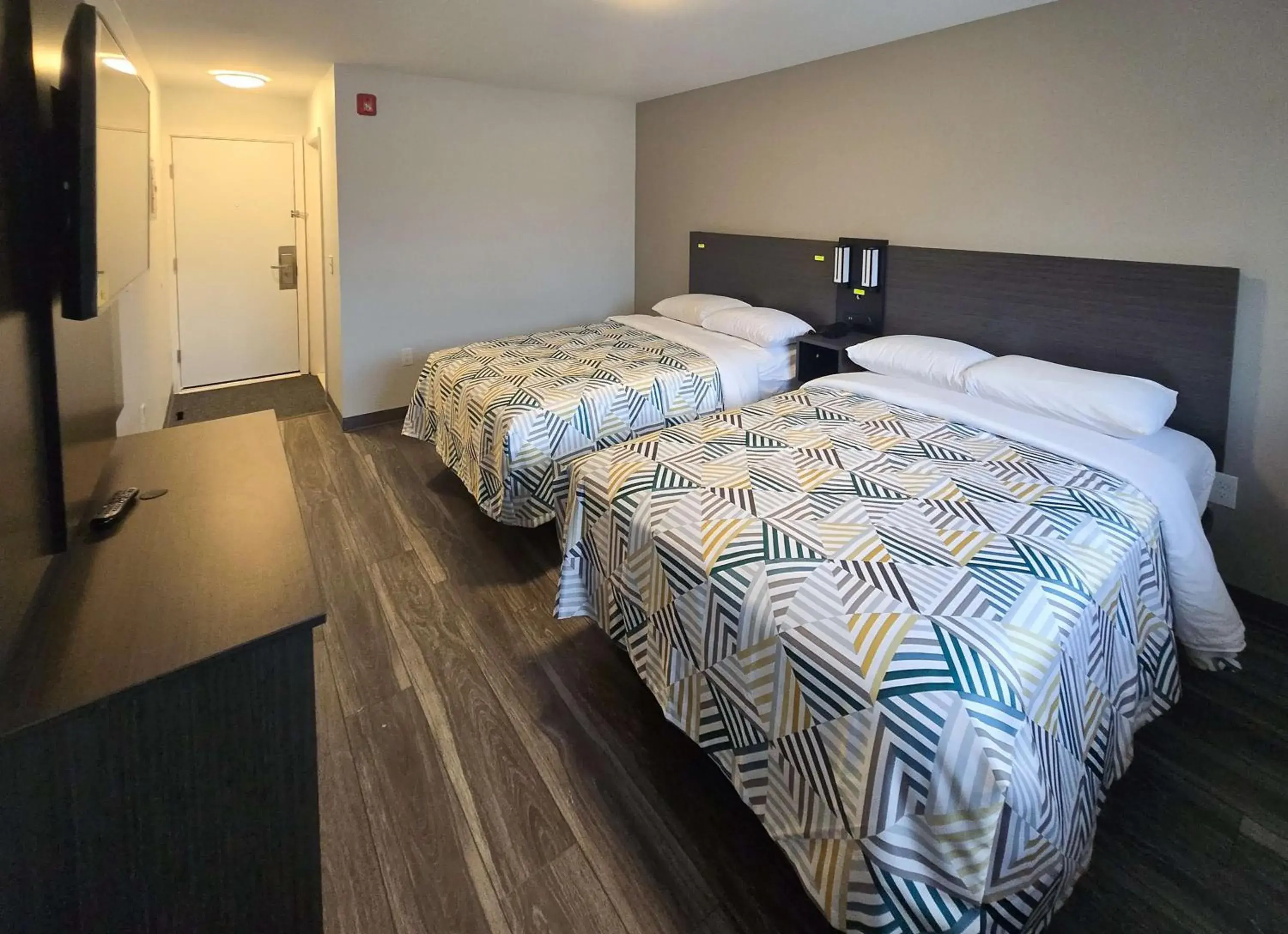 Quadruple Room - Non-Smoking in Motel 6 East Windsor, NJ Hightstown Quadruple Room - Non-Smoking in Motel 6 East Windsor, NJ Hightstown