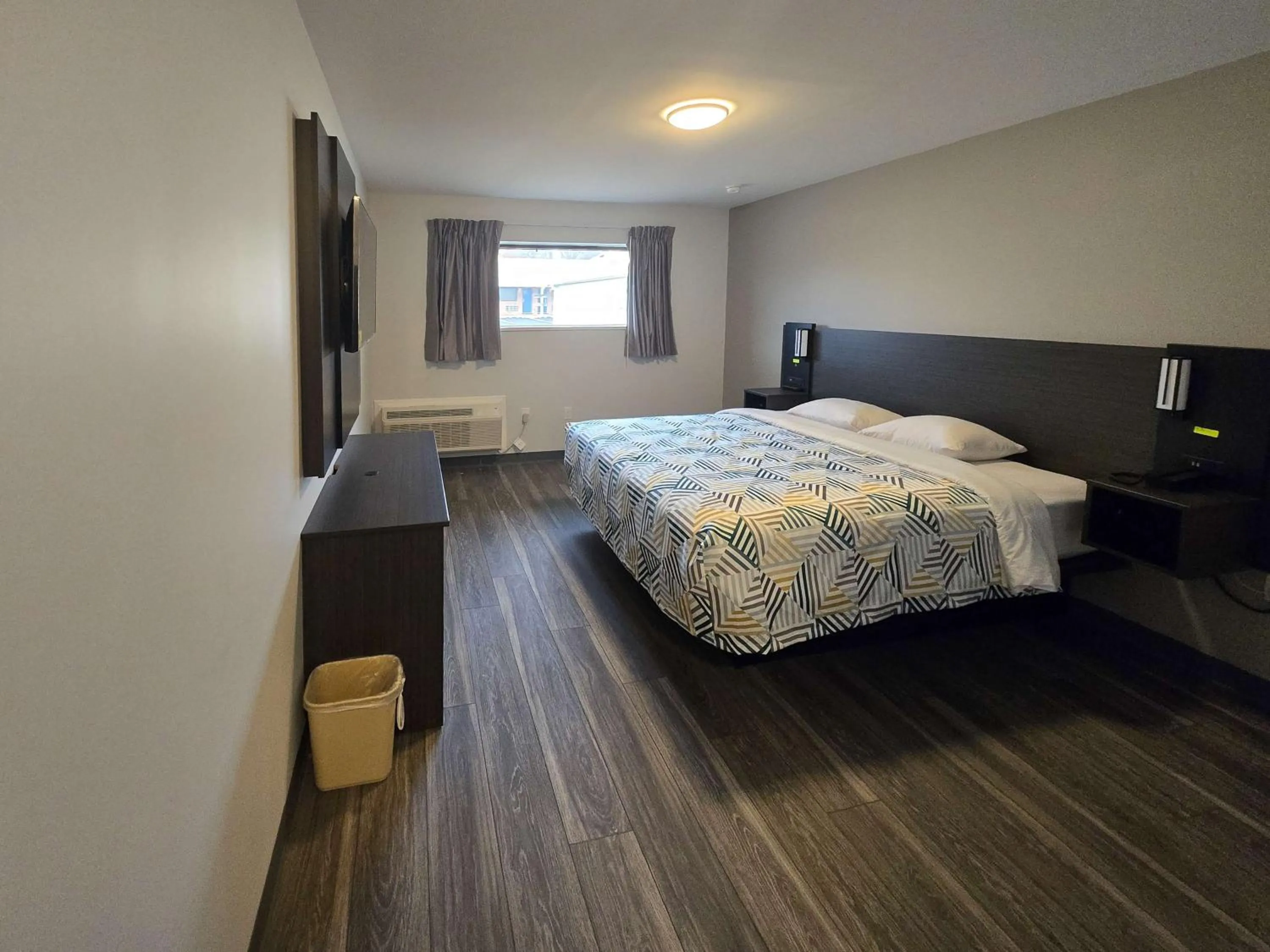 King Room with Spa Bath - Non-Smoking in Motel 6 East Windsor, NJ Hightstown