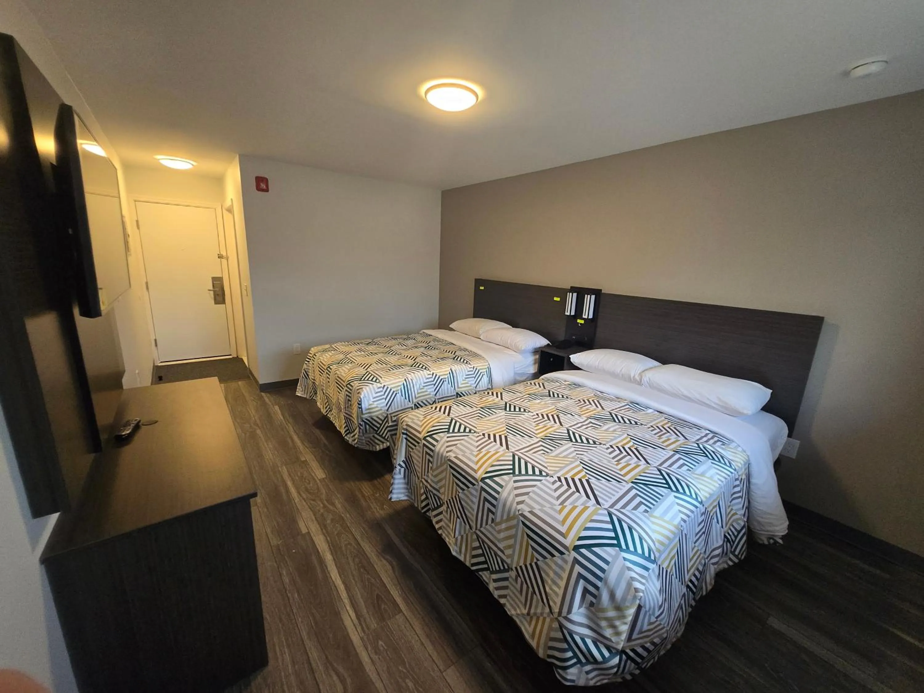 Photo of the whole room, Bed in Motel 6 East Windsor, NJ Hightstown