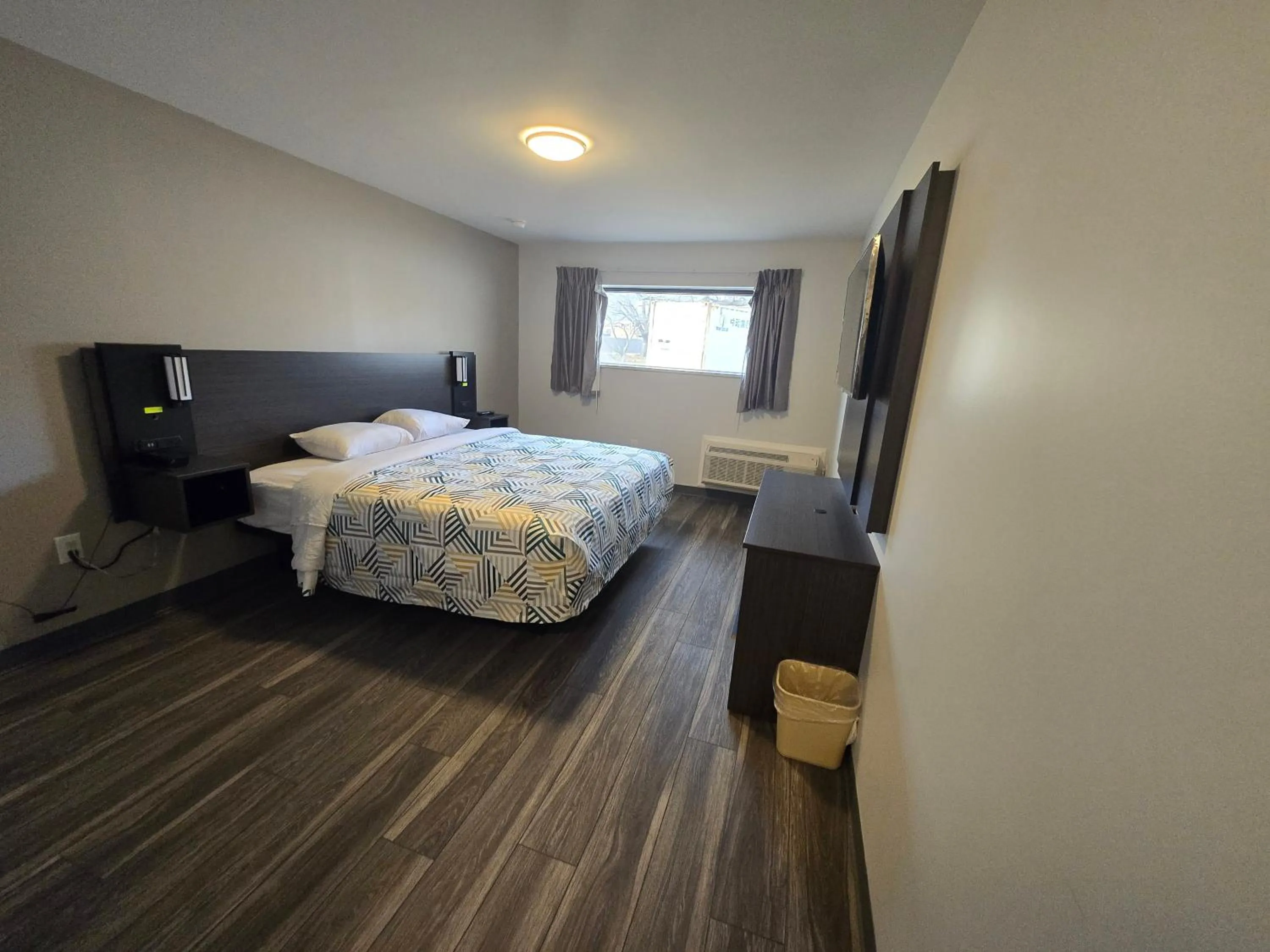 Photo of the whole room, Bed in Motel 6 East Windsor, NJ Hightstown